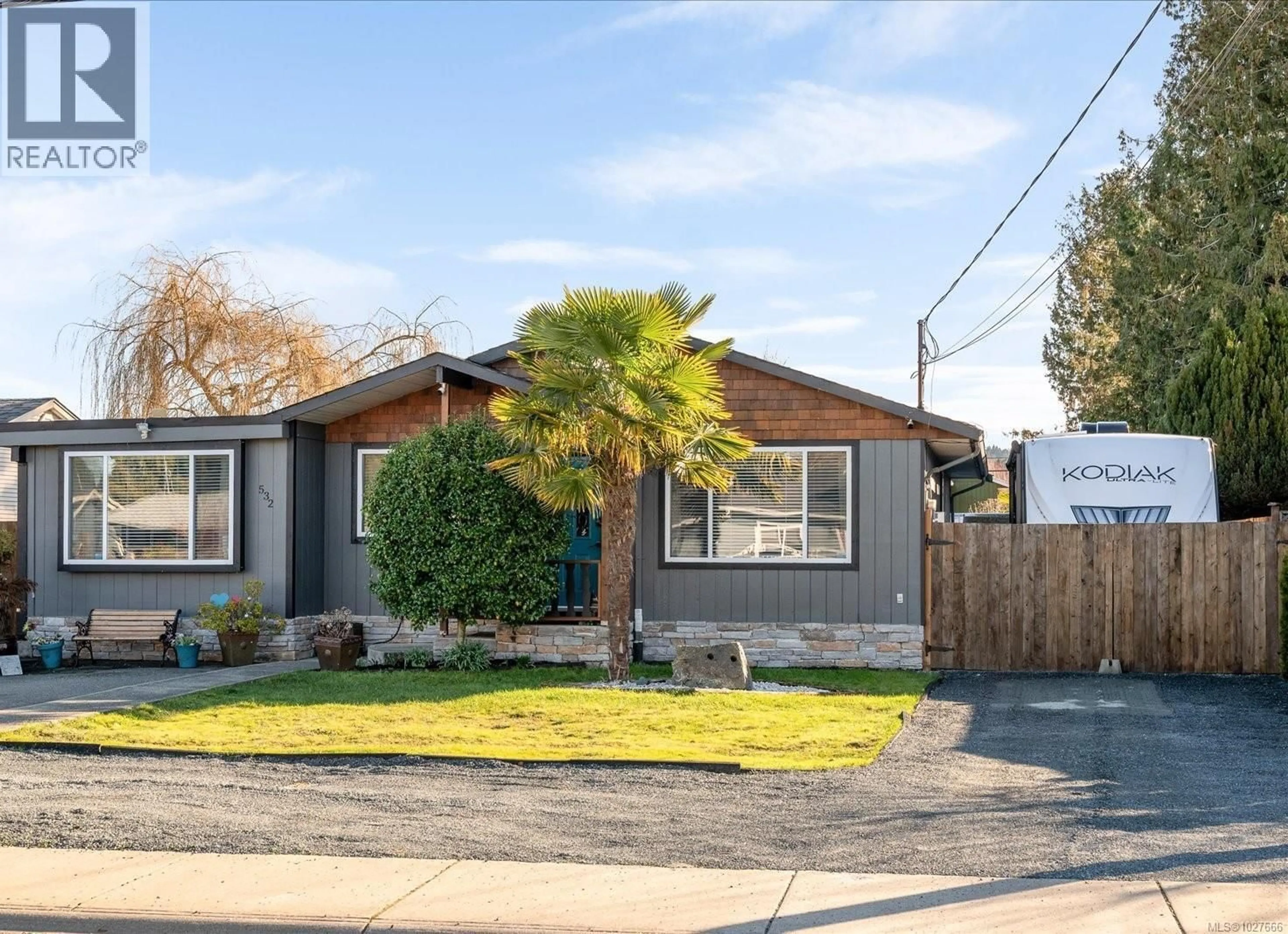 Home with vinyl exterior material, street for 532 BANKS AVENUE WEST, Parksville British Columbia V9P1H5