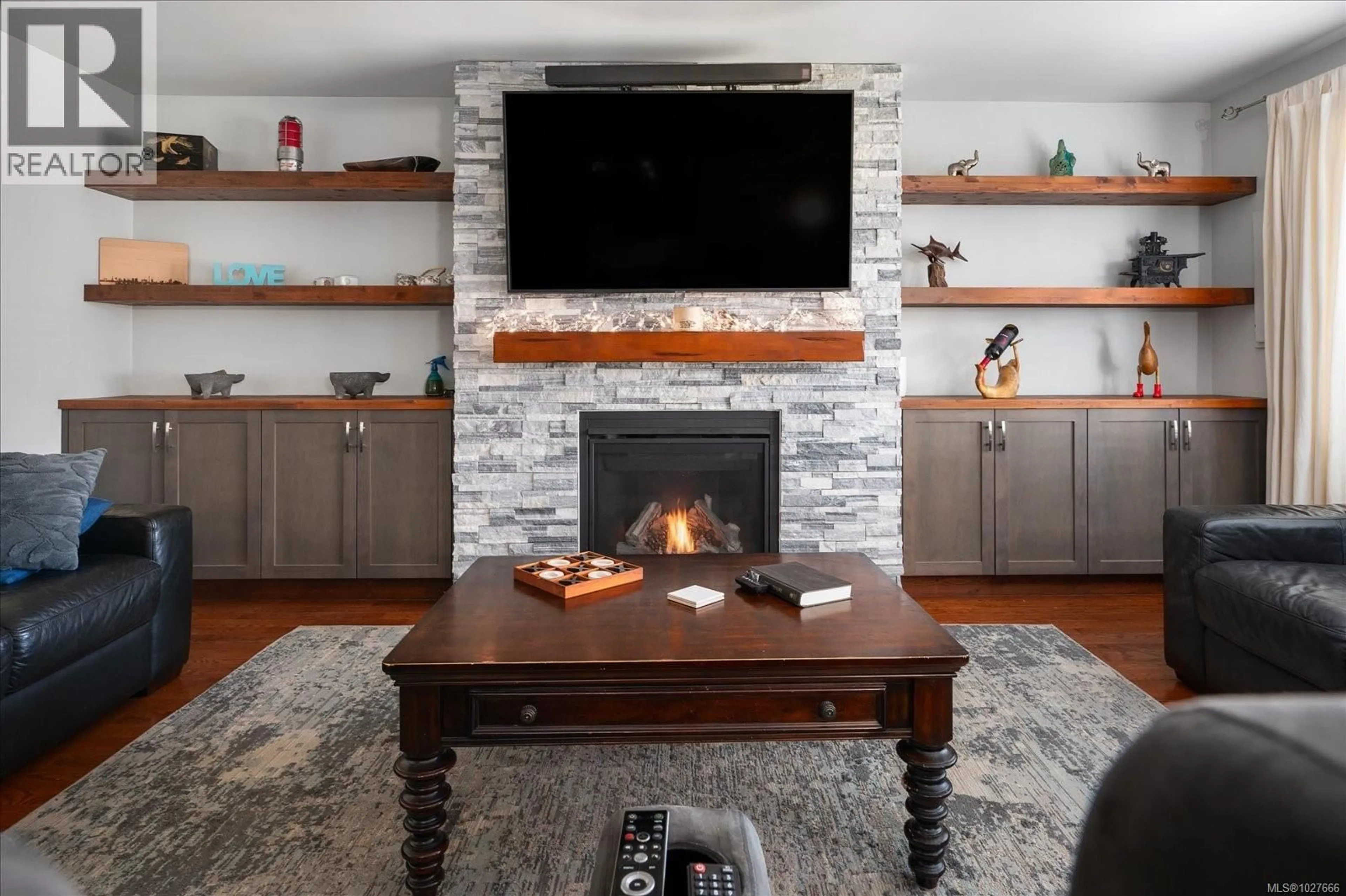 Living room with furniture, wood/laminate floor for 532 BANKS AVENUE WEST, Parksville British Columbia V9P1H5