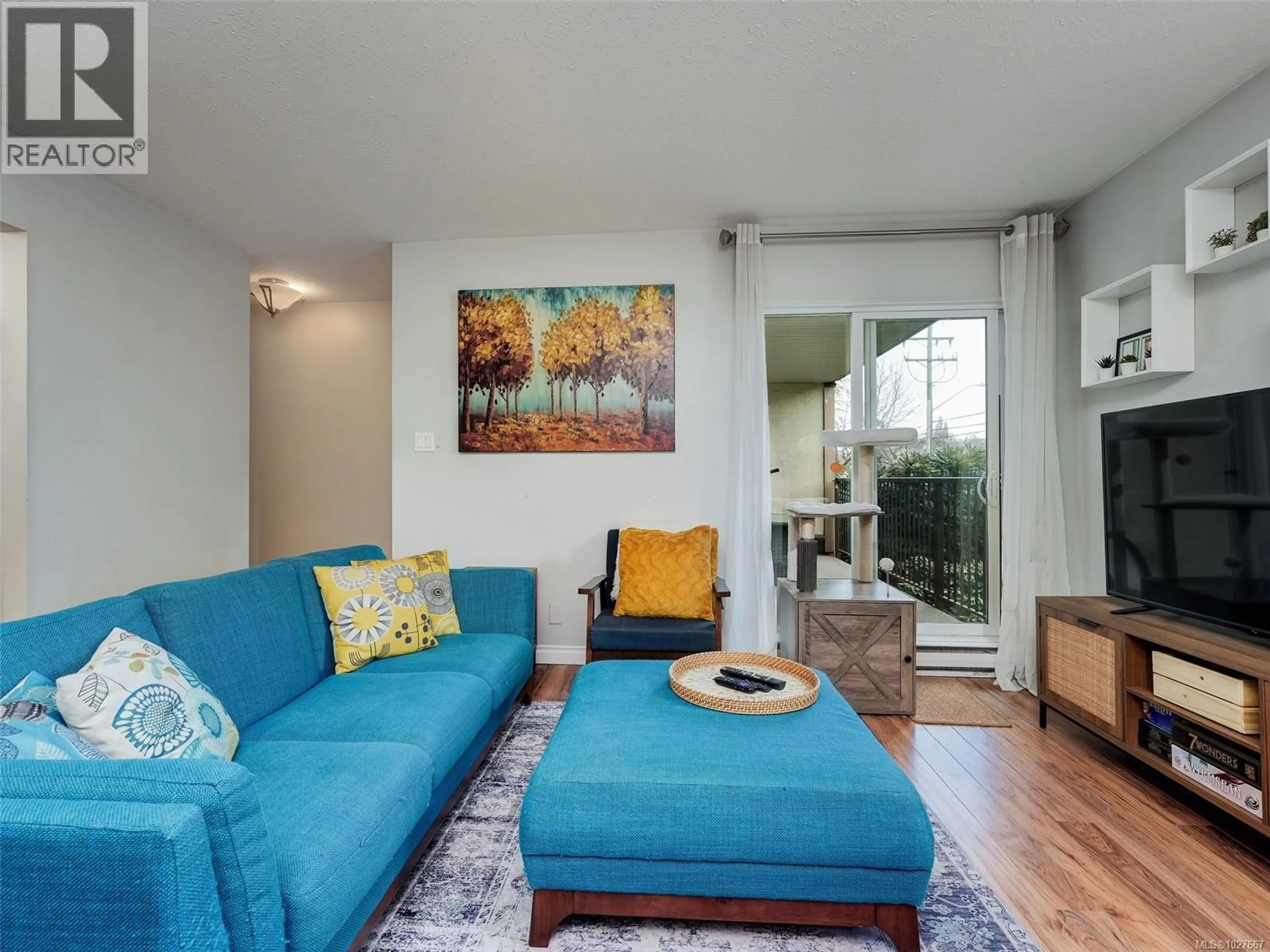 Living room with furniture, unknown for 202 - 3258 ALDER STREET, Saanich British Columbia V8X1P2