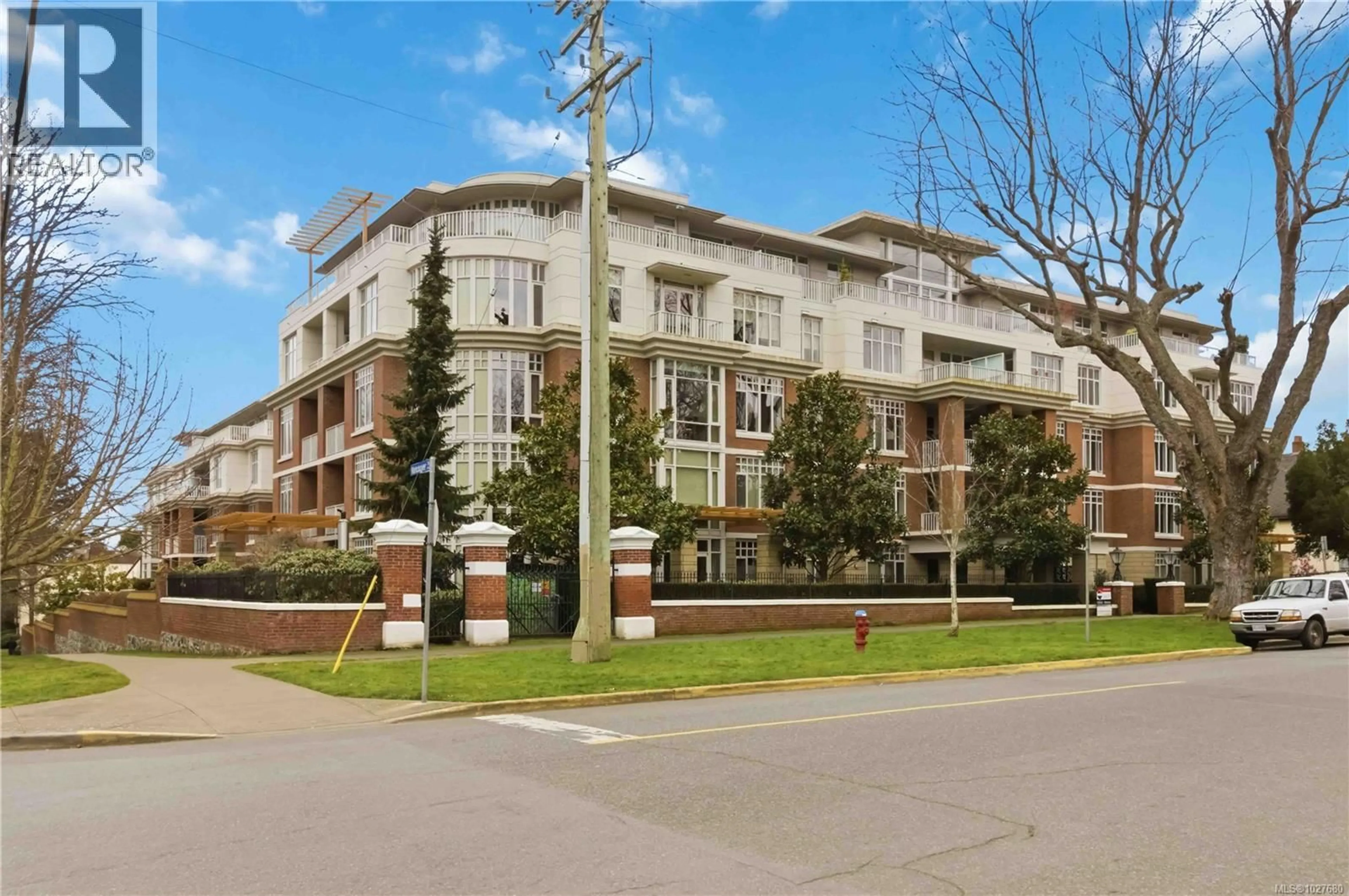 Patio, street for 508 - 999 BURDETT AVENUE, Victoria British Columbia V8V3G7