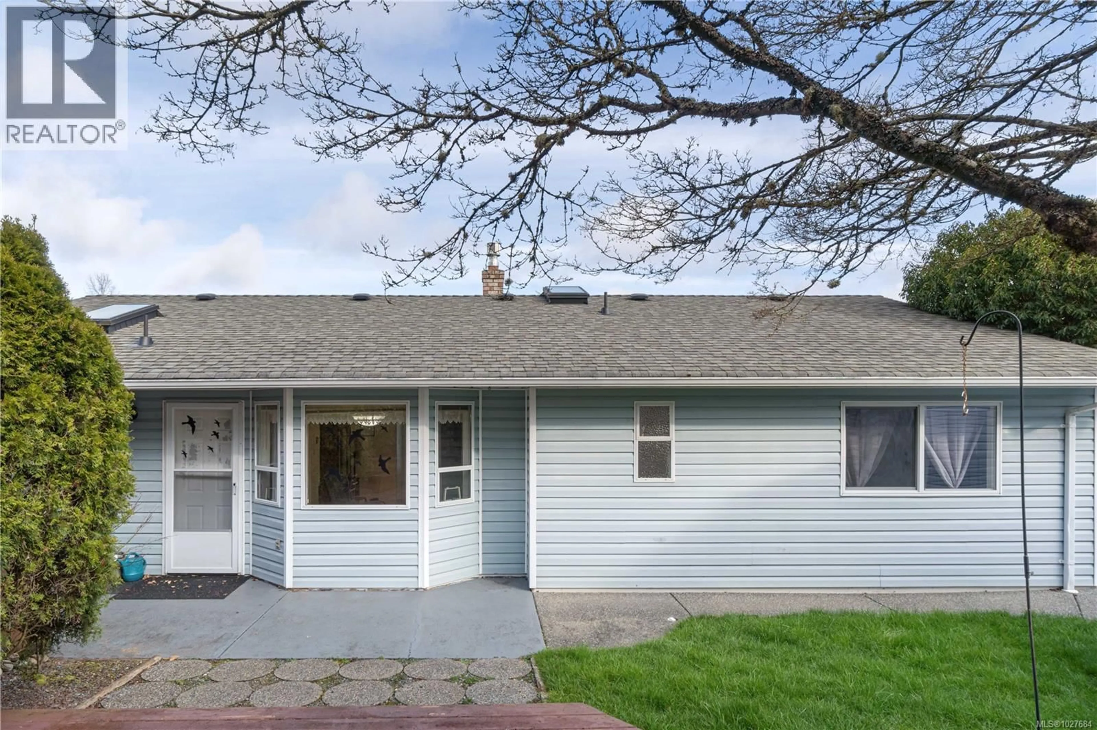 Home with vinyl exterior material, street for 732 HUMPHREY ROAD, Parksville British Columbia V9P1C8