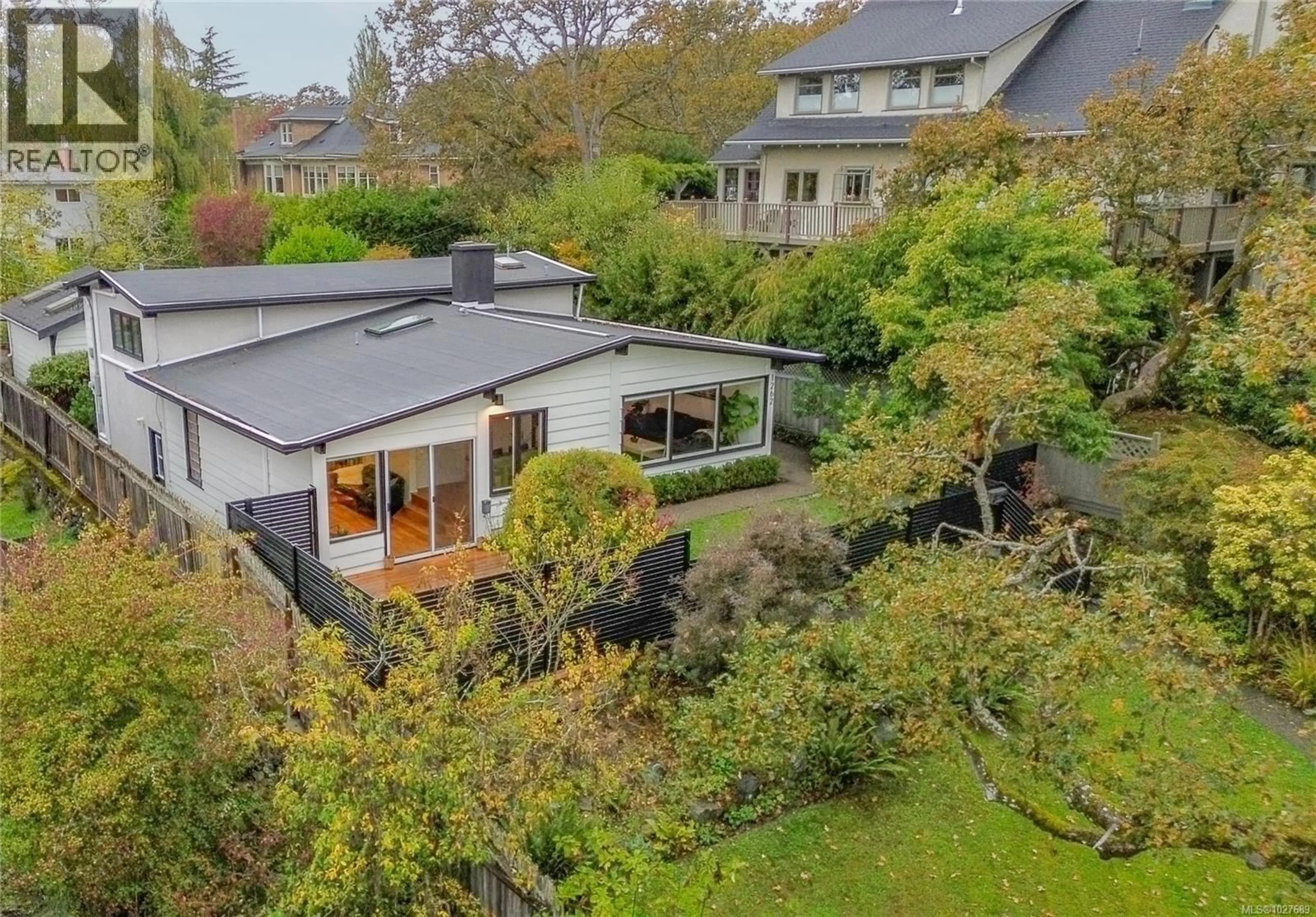 A pic from outside/outdoor area/front of a property/back of a property/a pic from drone, street for 1262 ROSLYN ROAD, Oak Bay British Columbia V8S4R6