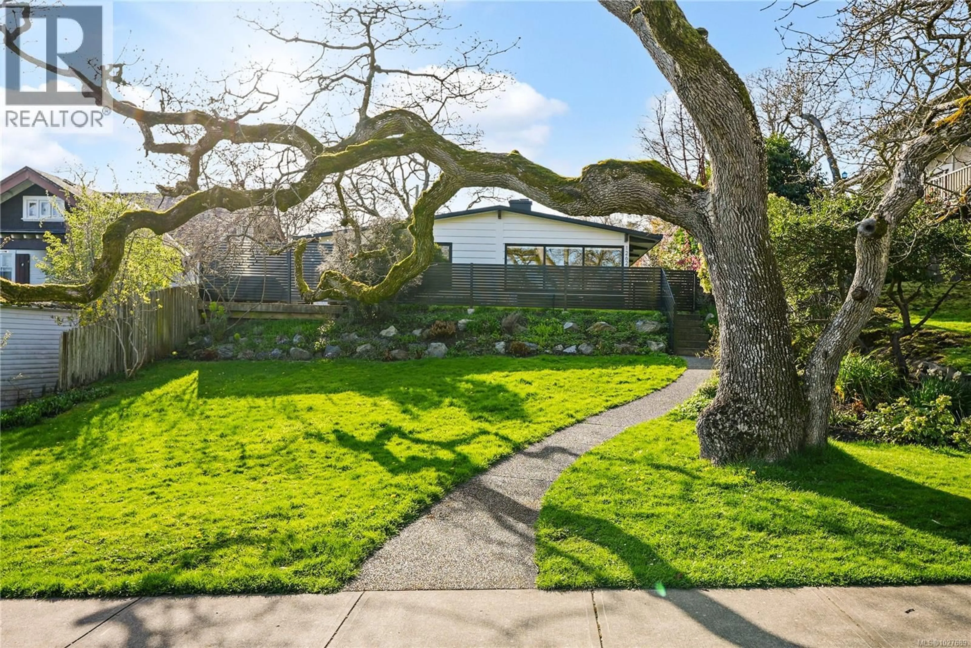 A pic from outside/outdoor area/front of a property/back of a property/a pic from drone, street for 1262 ROSLYN ROAD, Oak Bay British Columbia V8S4R6