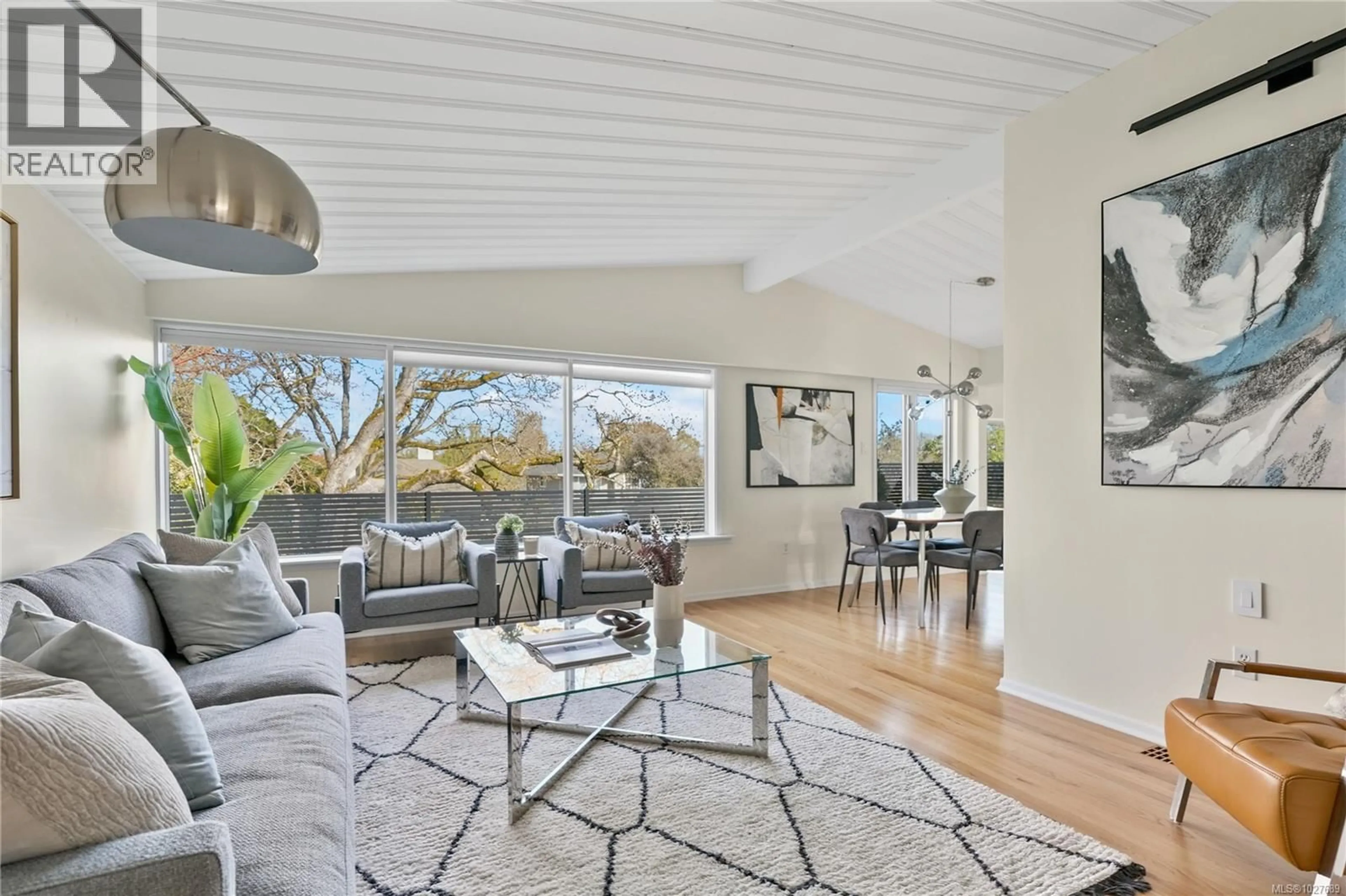 Living room with furniture, unknown for 1262 ROSLYN ROAD, Oak Bay British Columbia V8S4R6