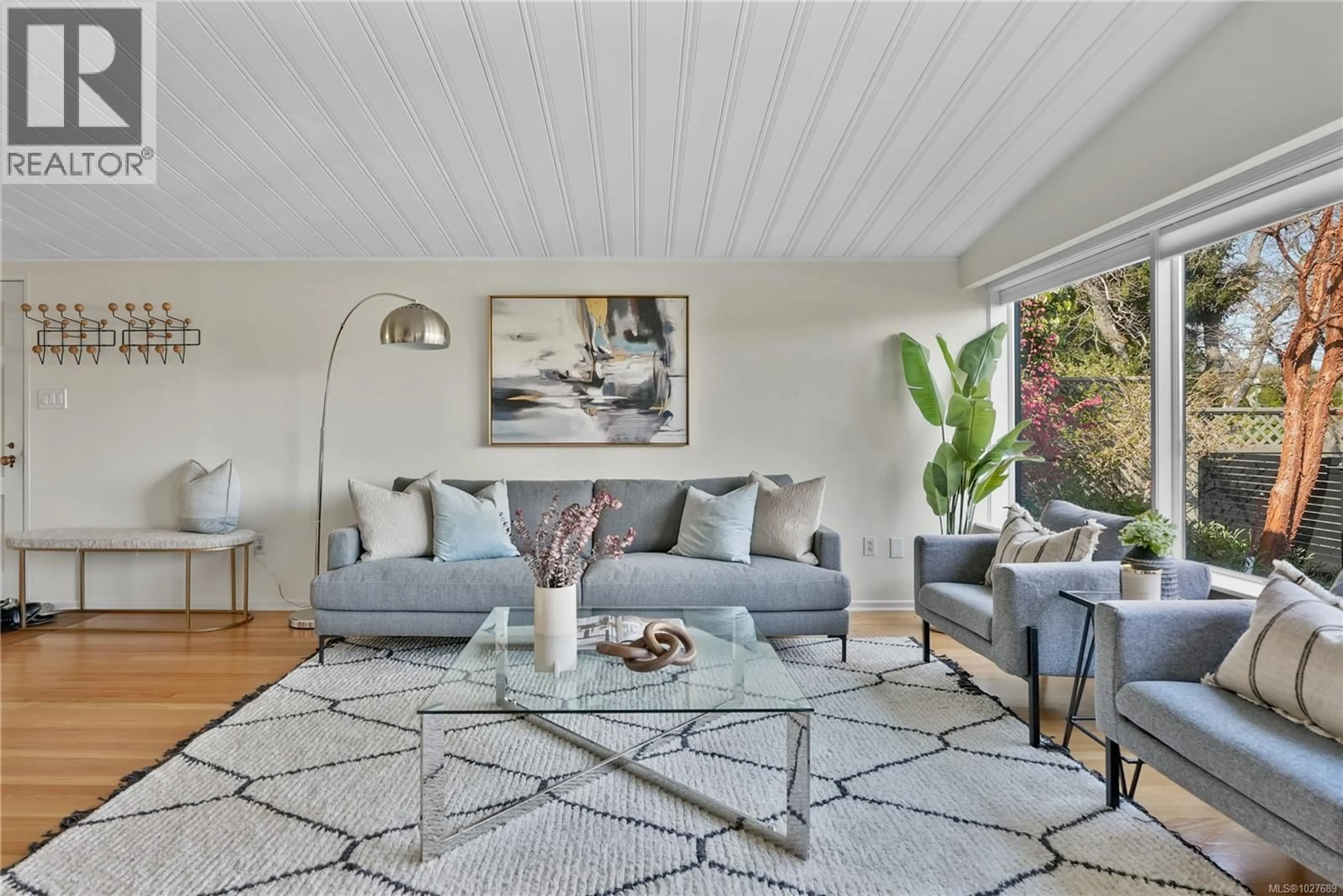 Living room with furniture, unknown for 1262 ROSLYN ROAD, Oak Bay British Columbia V8S4R6