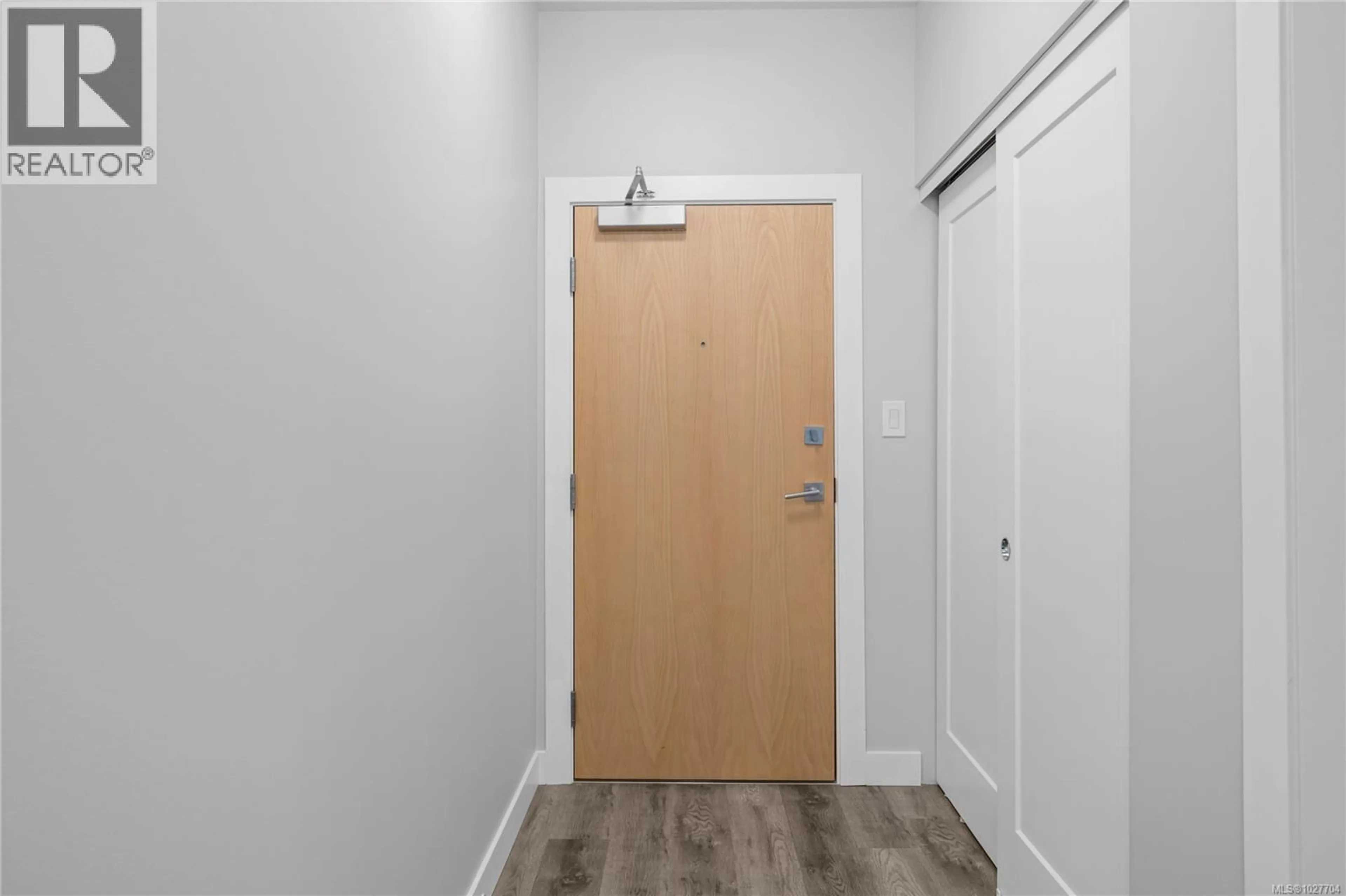 Indoor entryway for 112 - 20 BARSBY AVENUE, Nanaimo British Columbia V9R0K4