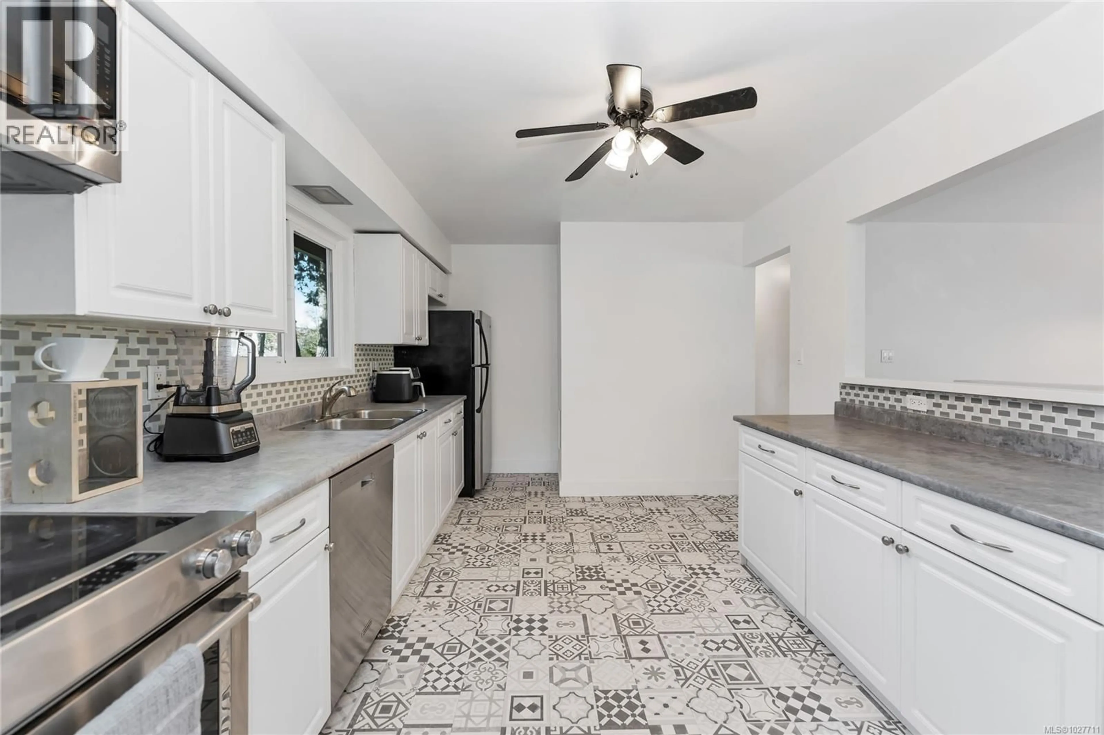 Unknown for 1 - 2011 COURSER DRIVE, Sidney British Columbia V8L2N5