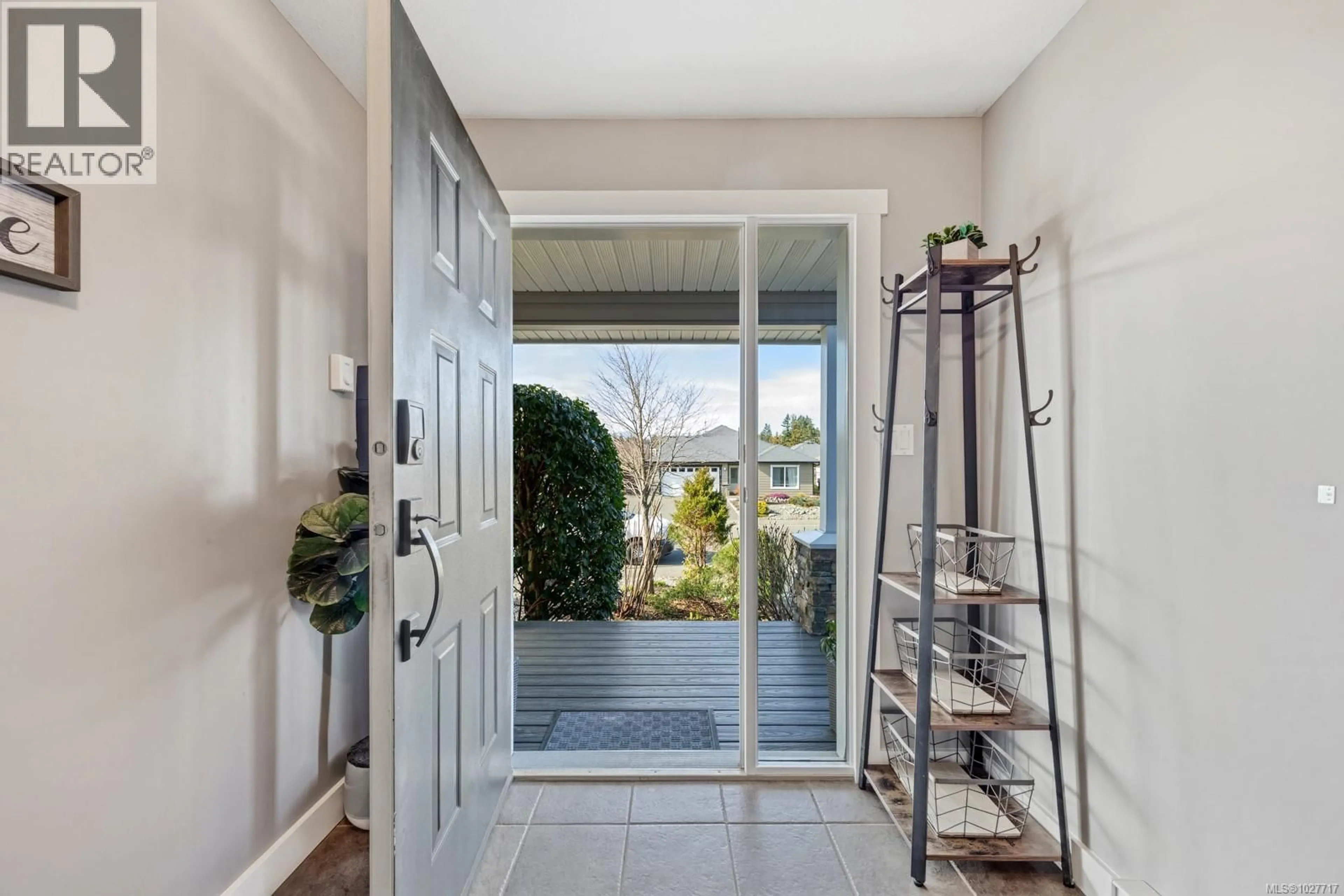 Indoor entryway for 826 GRUMMAN PLACE, Comox British Columbia V9M4H9