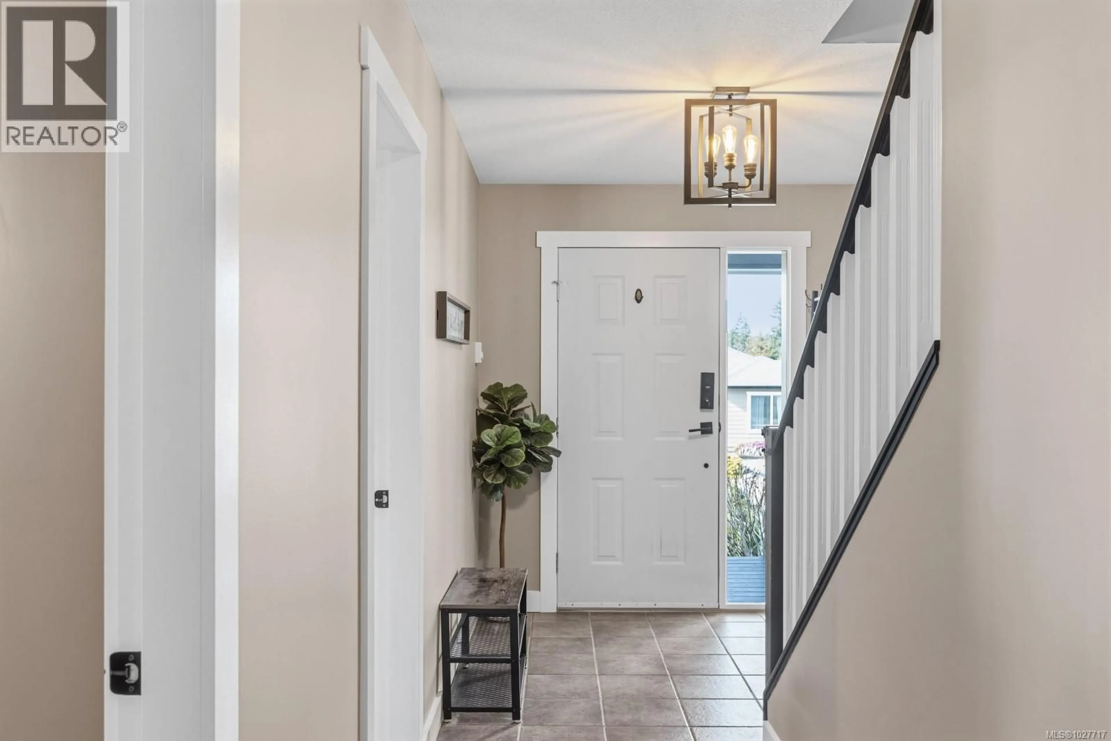 Indoor entryway for 826 GRUMMAN PLACE, Comox British Columbia V9M4H9