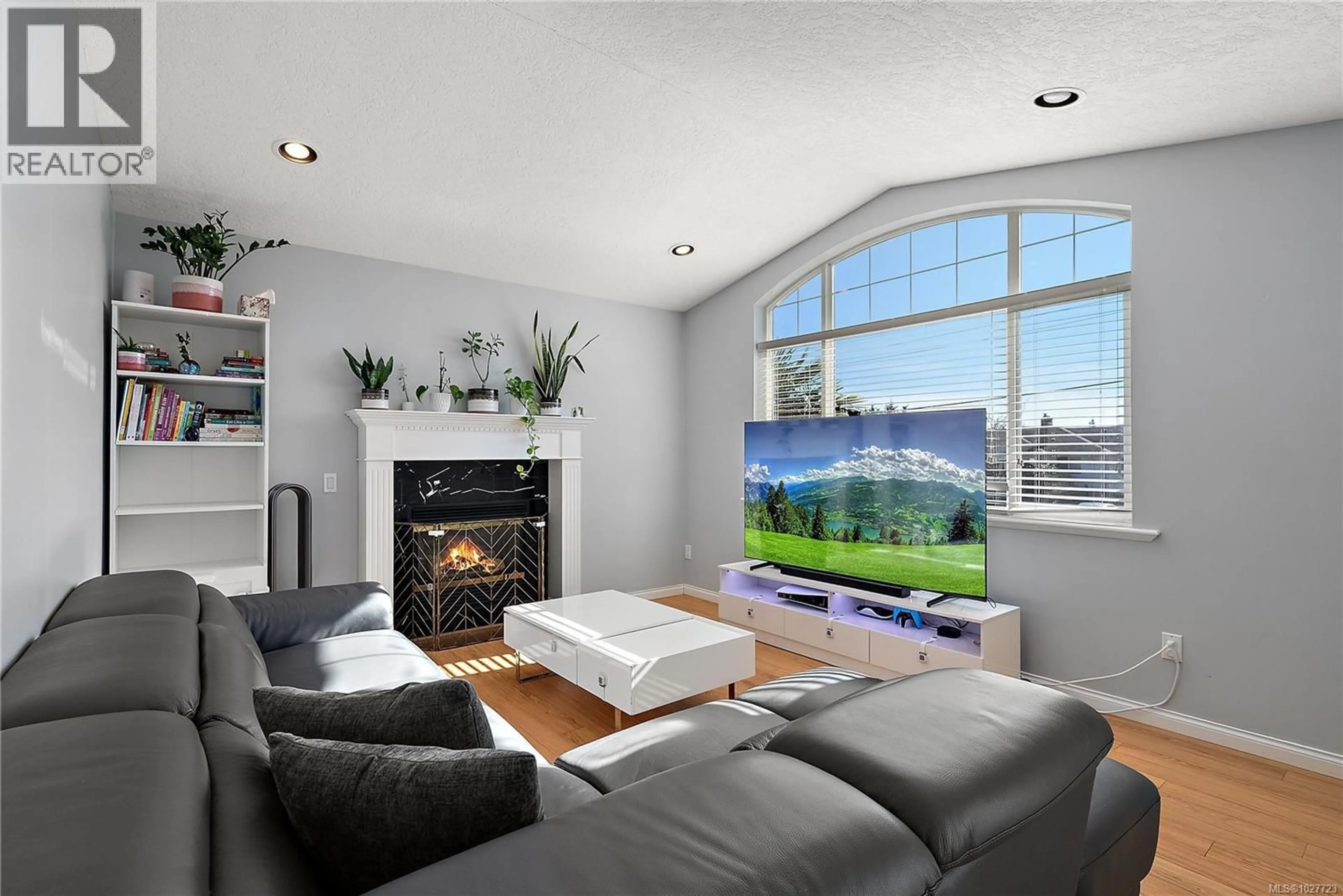 Living room with furniture, unknown for 2124 JAMES WHITE BOULEVARD WEST, Sidney British Columbia V8L1Z2