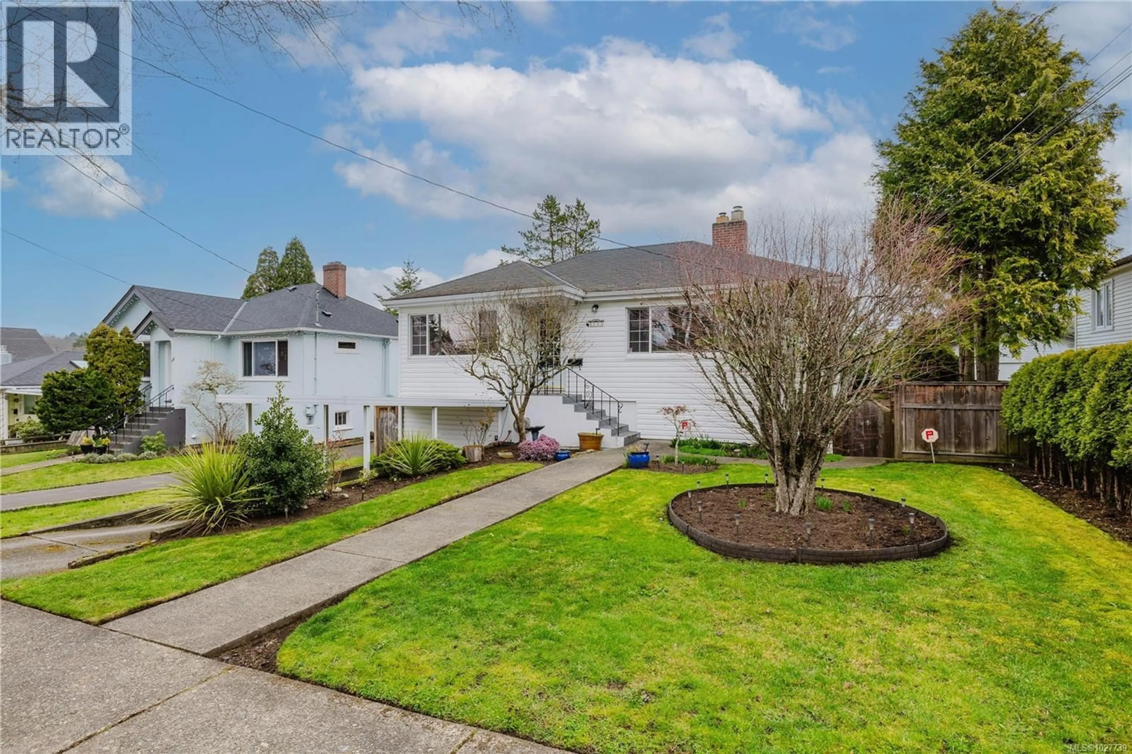 A pic from outside/outdoor area/front of a property/back of a property/a pic from drone, street for 3143 FIFTH STREET, Victoria British Columbia V8X1E8