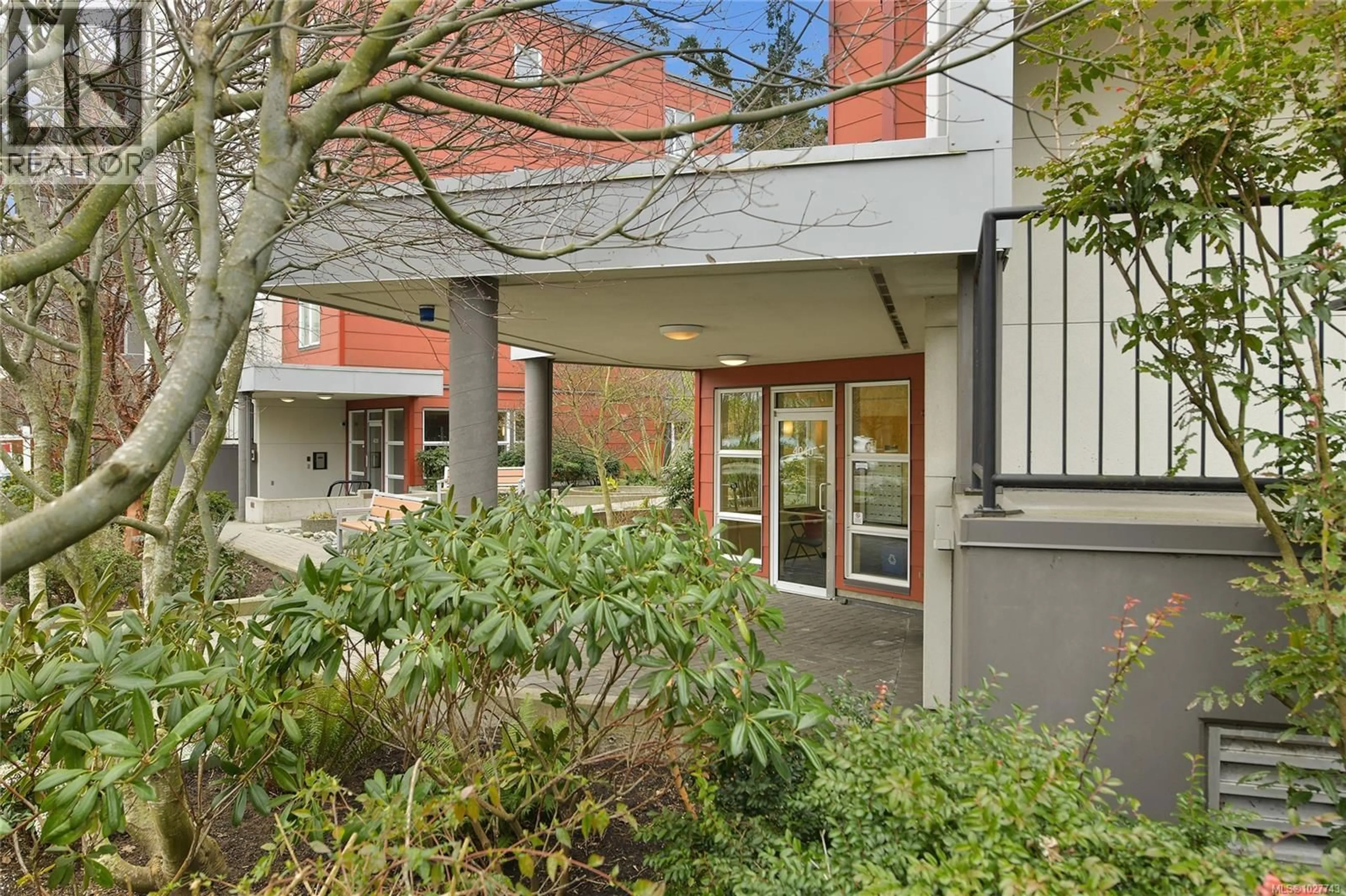 Indoor foyer for 106 - 4040 BORDEN STREET, Saanich British Columbia V8X2E9