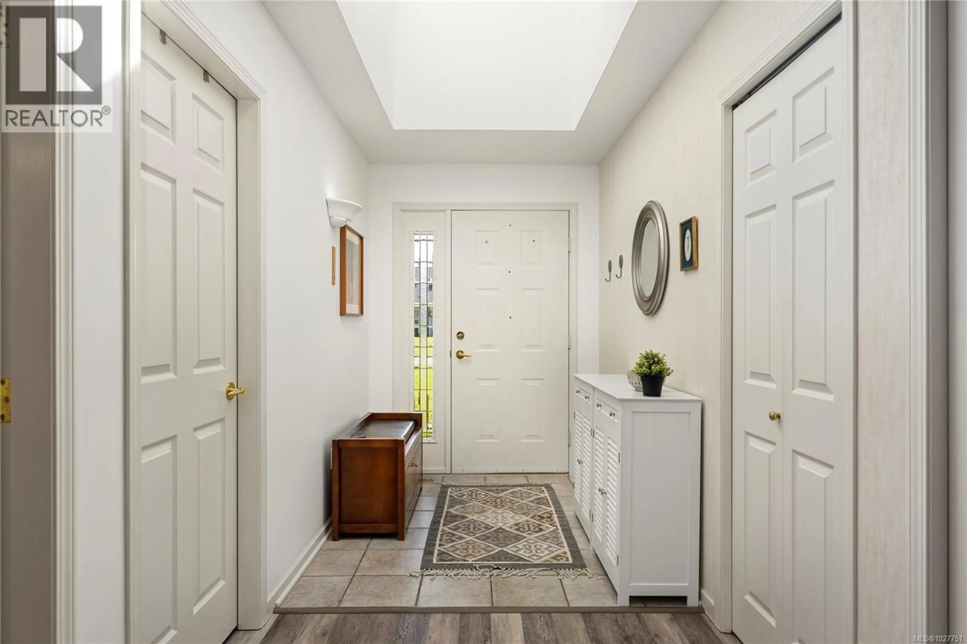 Indoor entryway for 2 - 850 ARBUTUS STREET, Qualicum Beach British Columbia V9K2M7