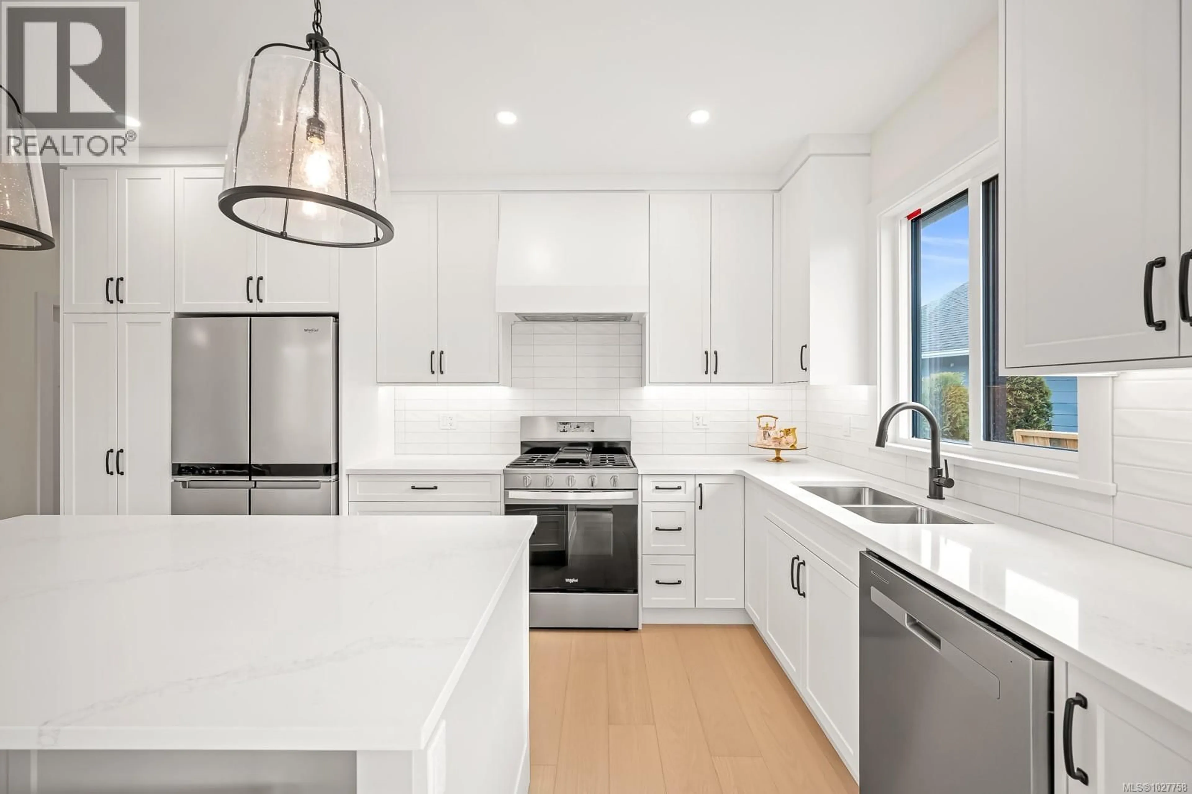 Contemporary kitchen, ceramic/tile floor for SL6 - 865 GRUMMAN PLACE, Comox British Columbia V9M4H9