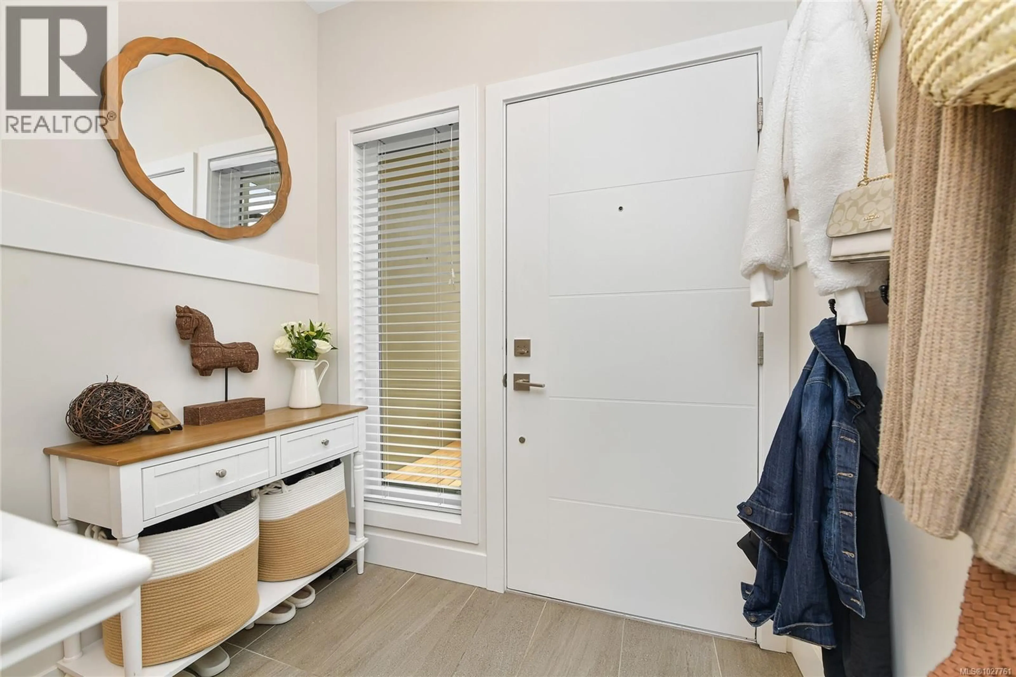 Indoor entryway for 6 - 4355 VIEWMONT AVENUE, Saanich British Columbia V8Z5K8