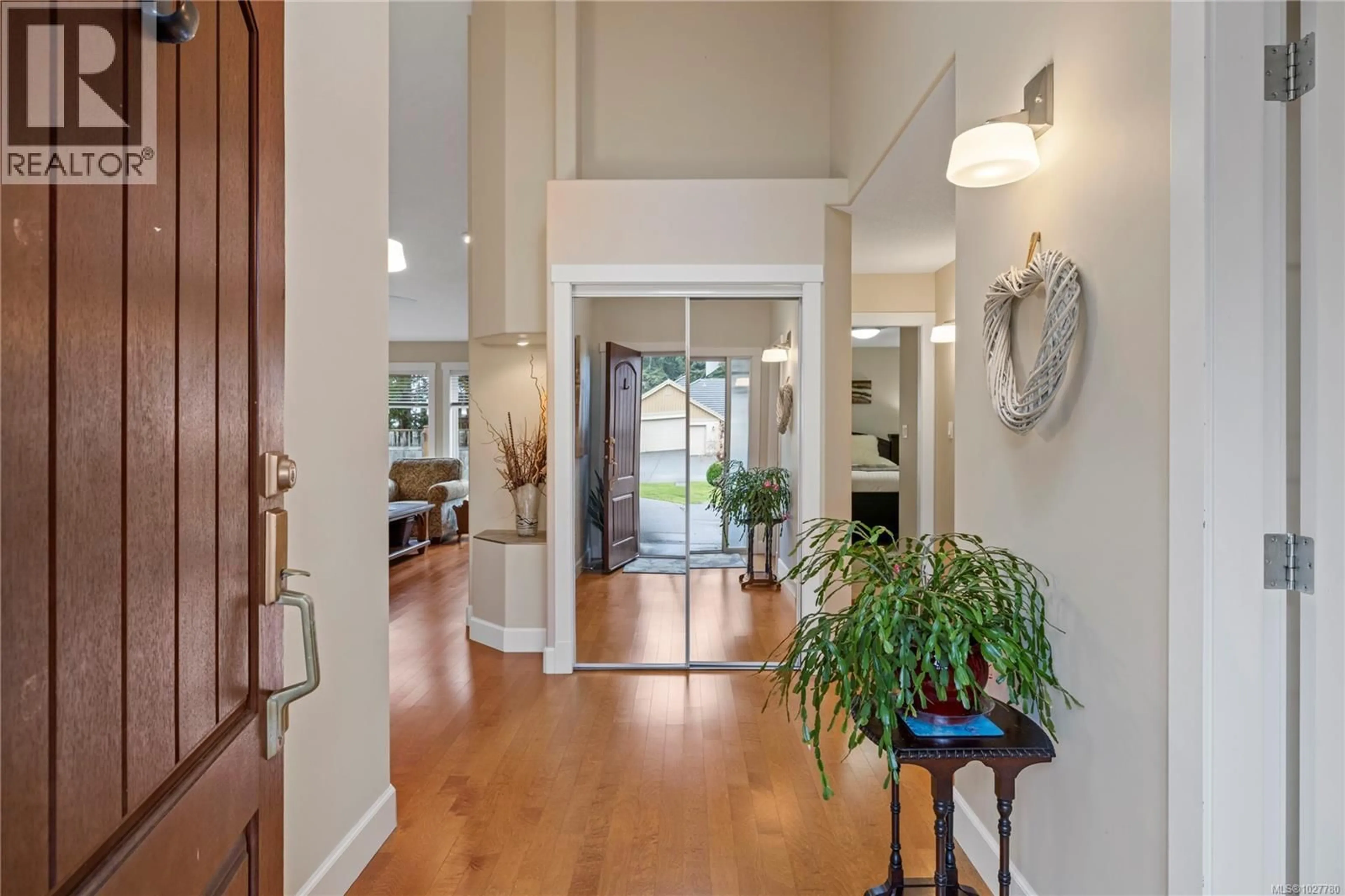 Indoor foyer for 588 VIKING WAY, French Creek British Columbia V9P2Z5