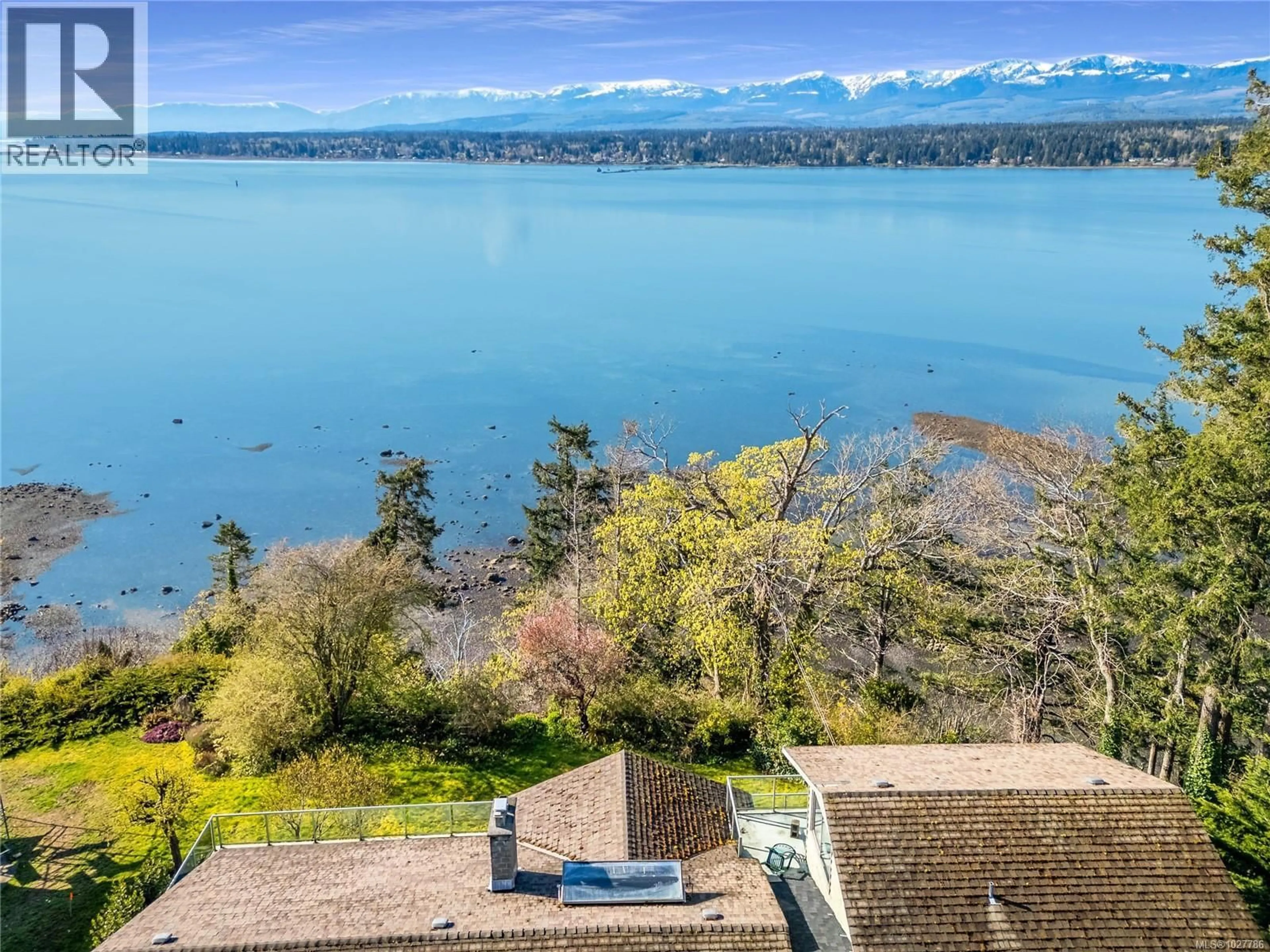 A pic from outside/outdoor area/front of a property/back of a property/a pic from drone, water/lake/river/ocean view for 145 MANOR PLACE, Comox British Columbia V9M1C6