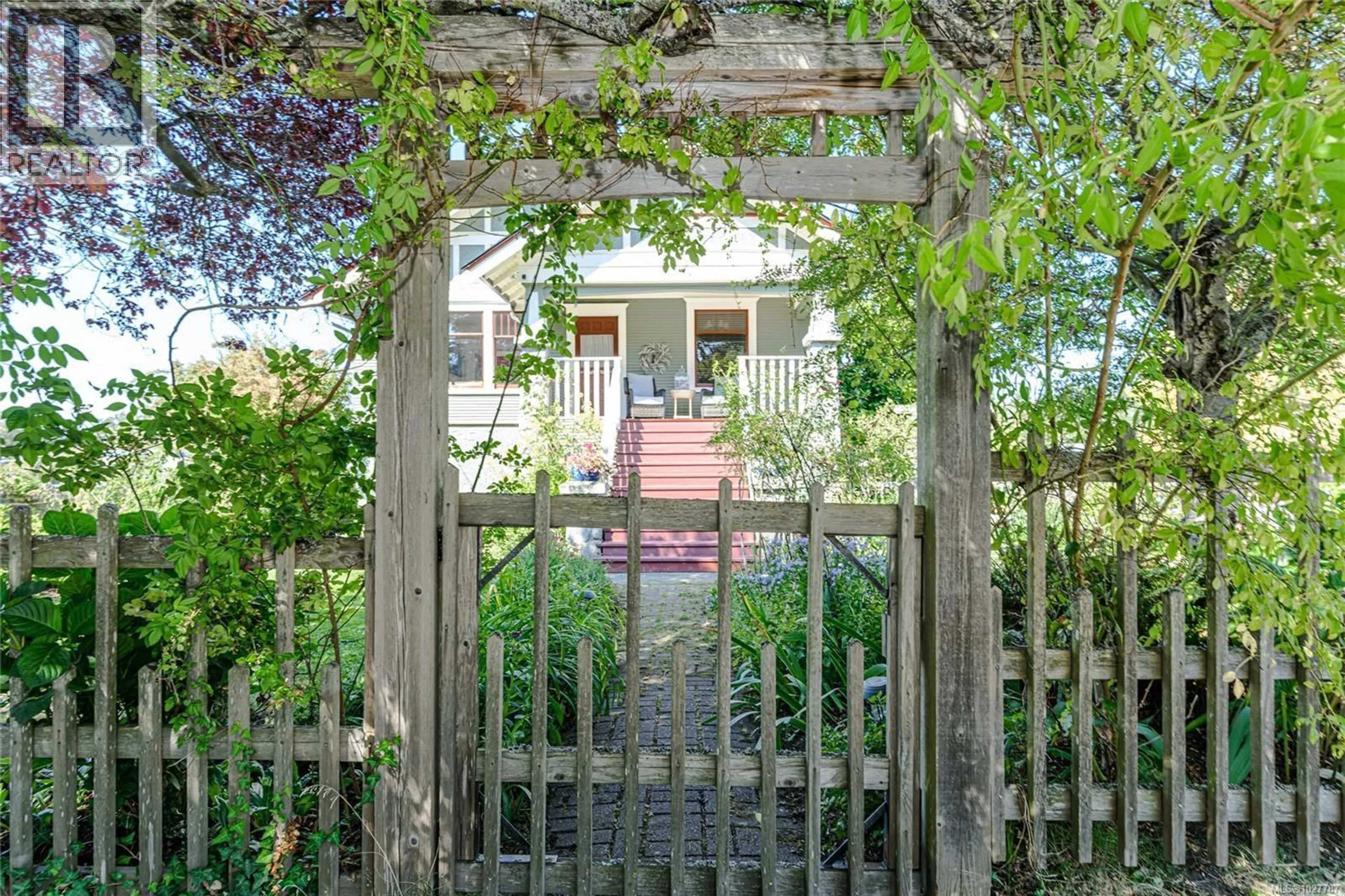 Indoor entryway for 1160 REYNOLDS ROAD, Saanich British Columbia V8P2K1