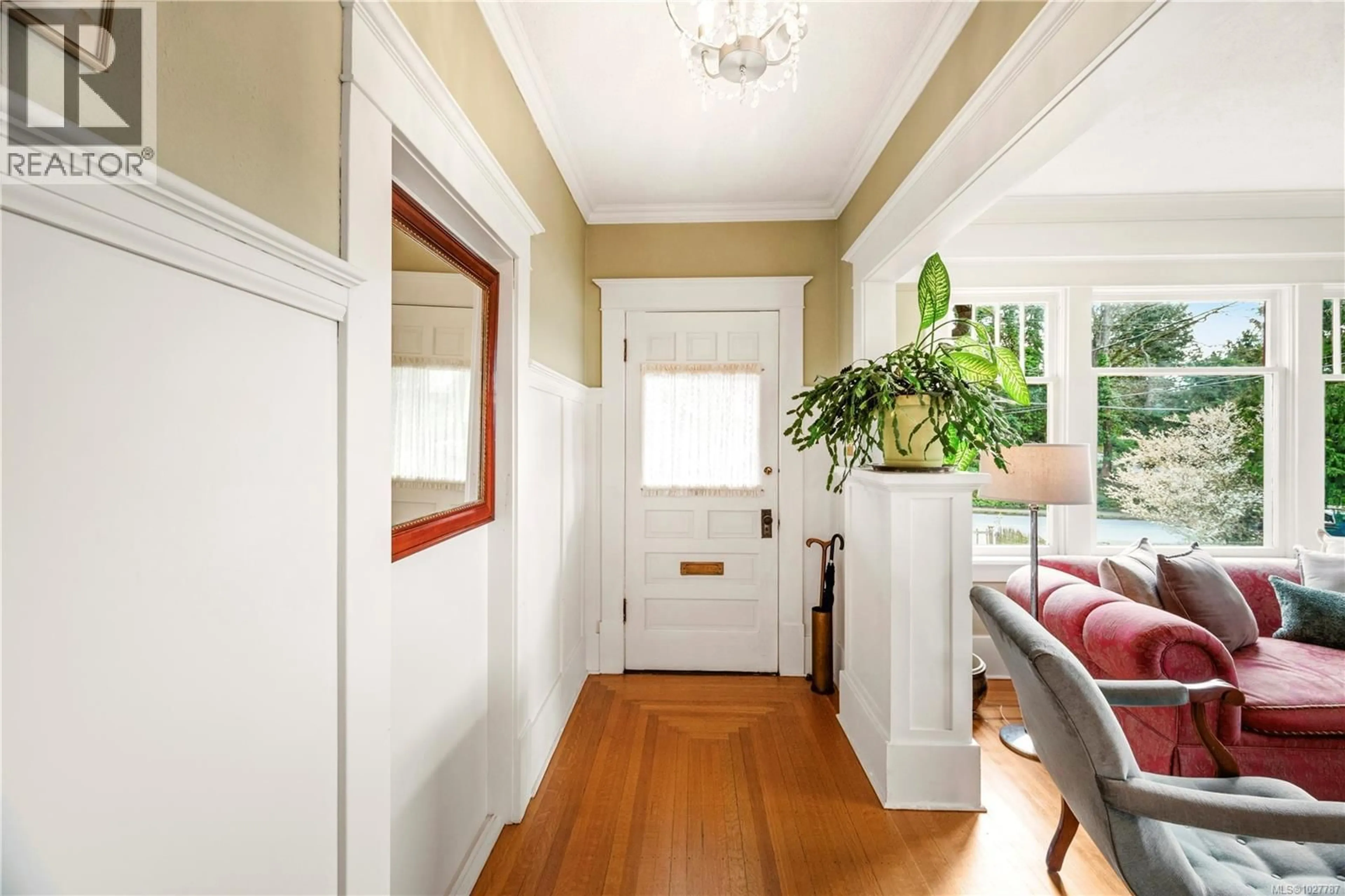 Indoor entryway for 1160 REYNOLDS ROAD, Saanich British Columbia V8P2K1