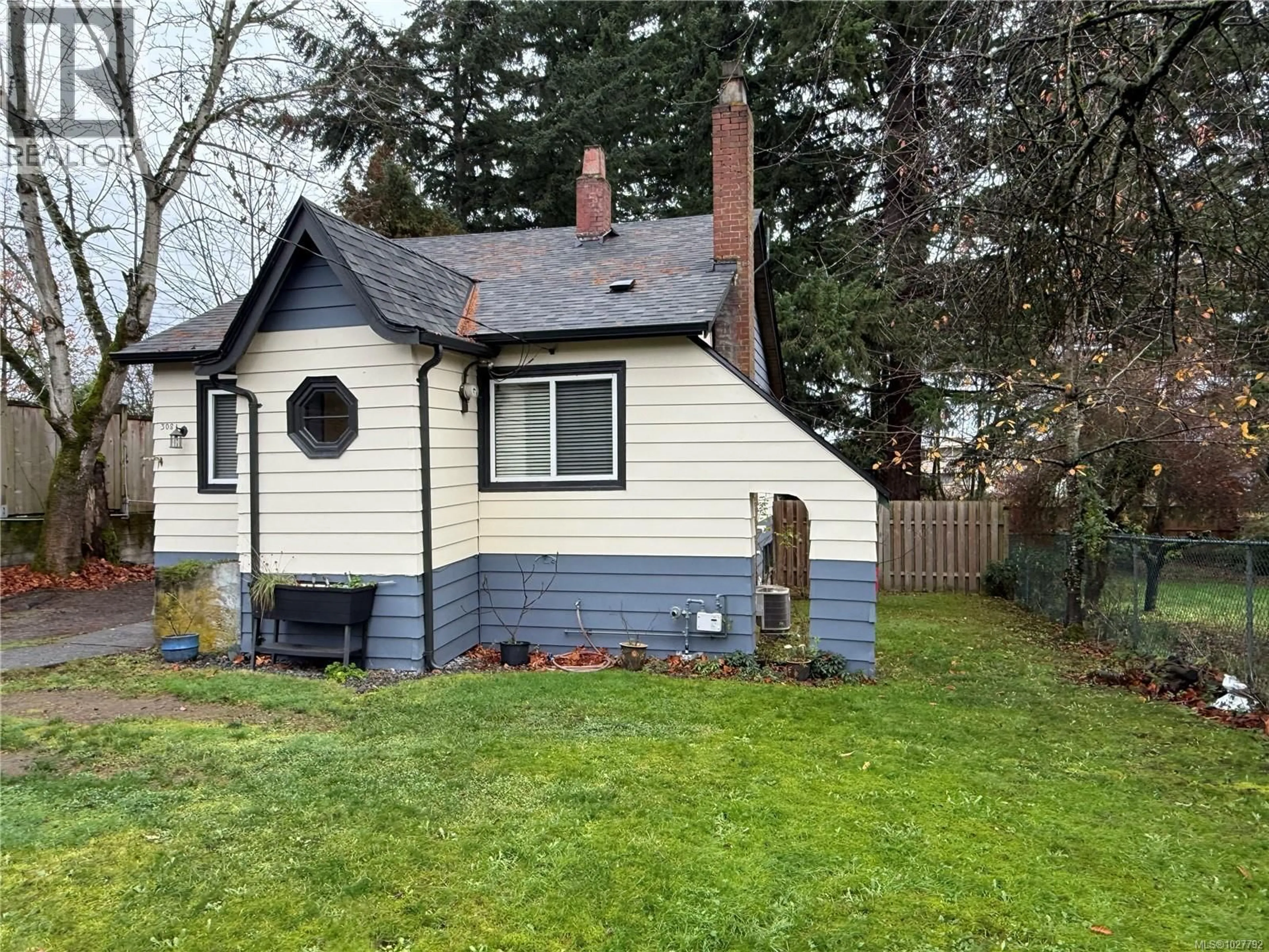 Home with vinyl exterior material, street for 308 HOLLY AVENUE, Nanaimo British Columbia V9S3M2