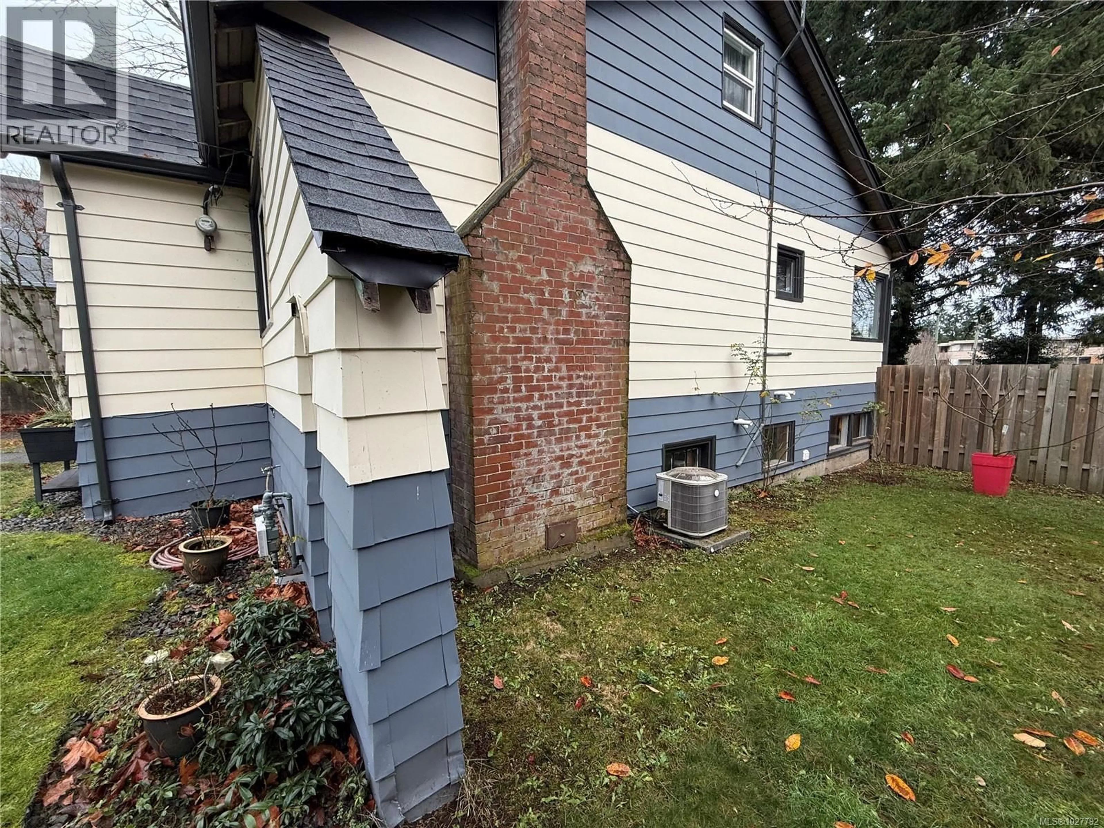 Home with vinyl exterior material, street for 308 HOLLY AVENUE, Nanaimo British Columbia V9S3M2