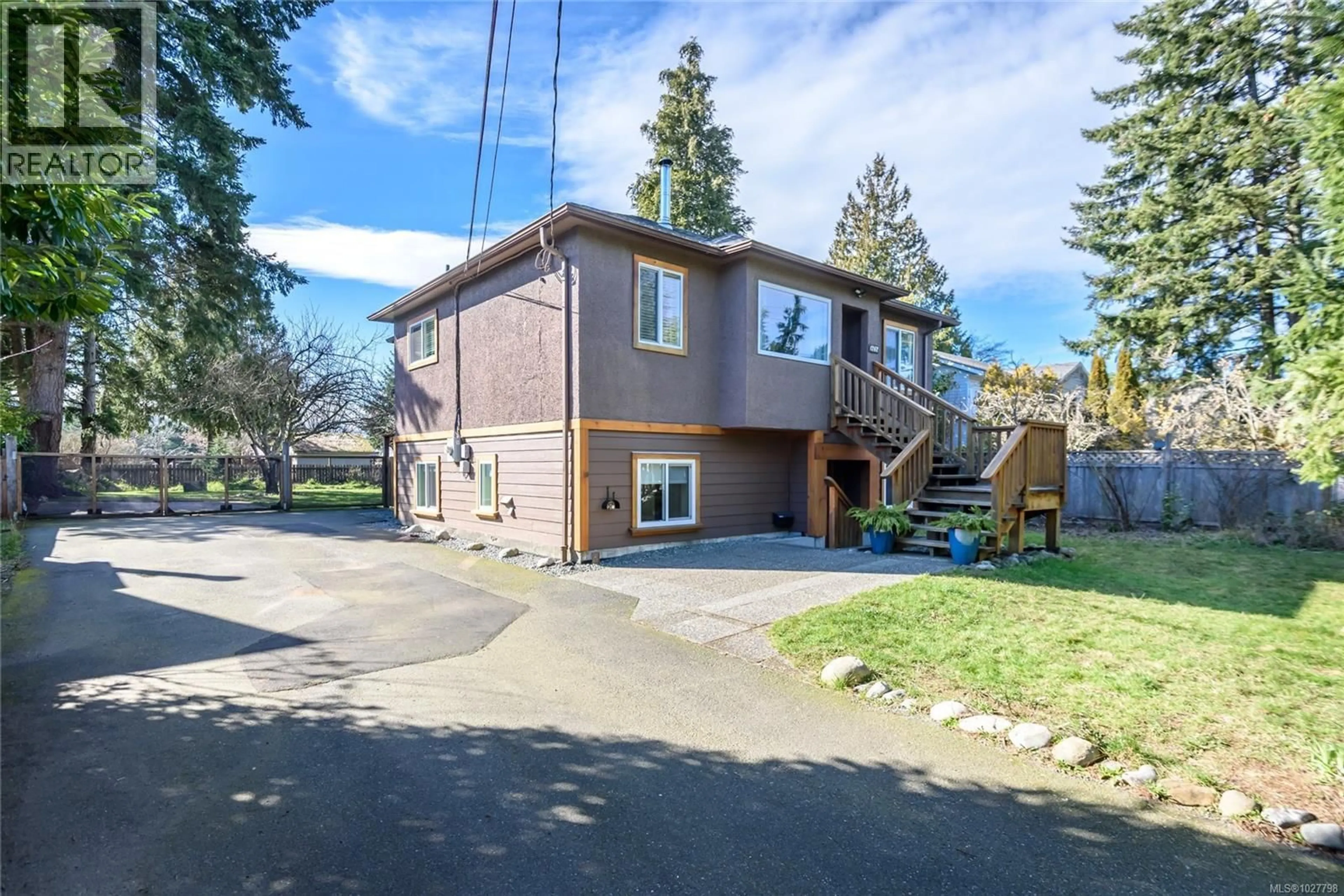 A pic from outside/outdoor area/front of a property/back of a property/a pic from drone, street for 1767 PIERCY AVENUE, Courtenay British Columbia V9N3G2