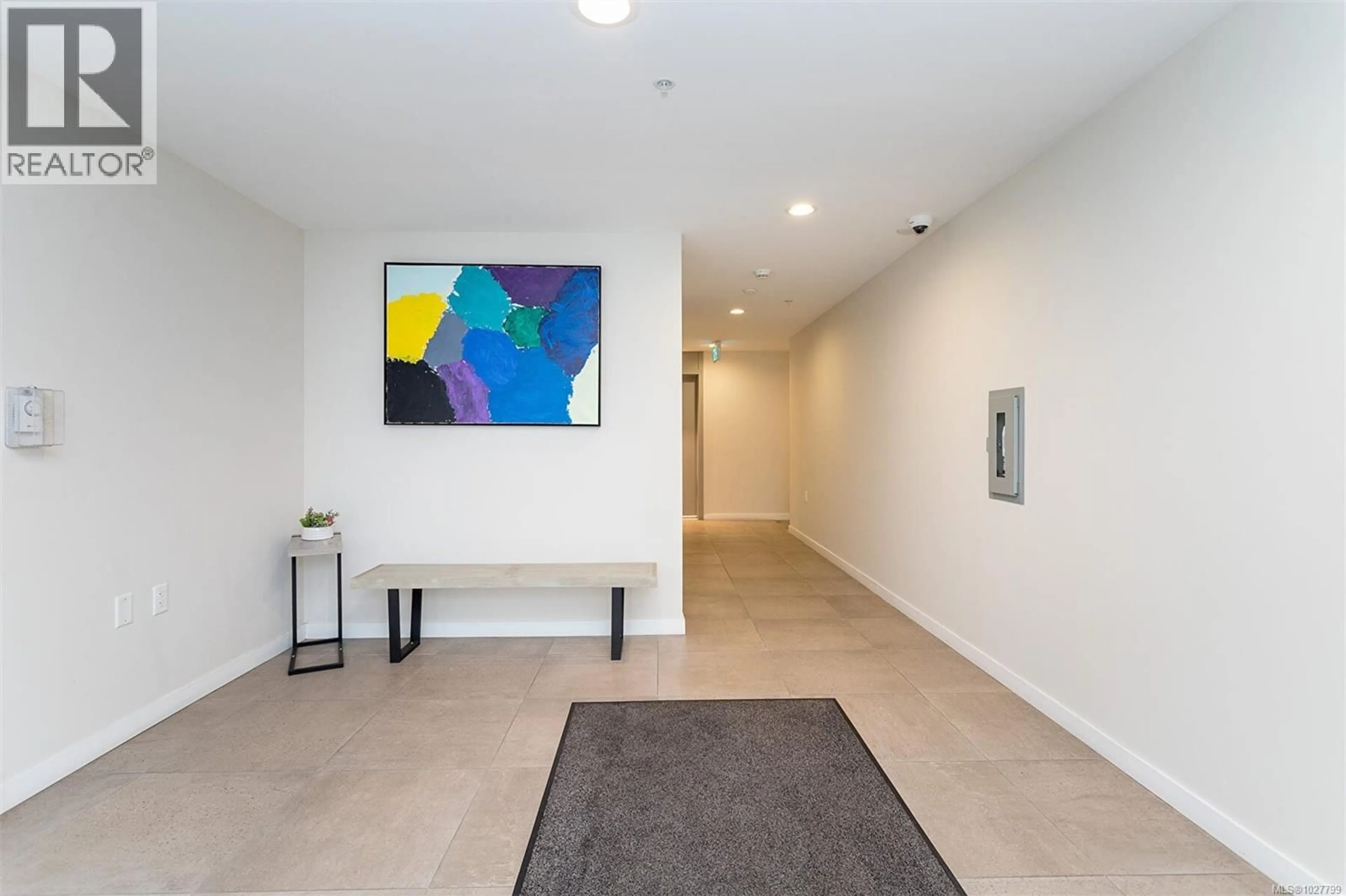 Indoor foyer for 209 - 881 SHORT STREET, Saanich British Columbia V8P2L3