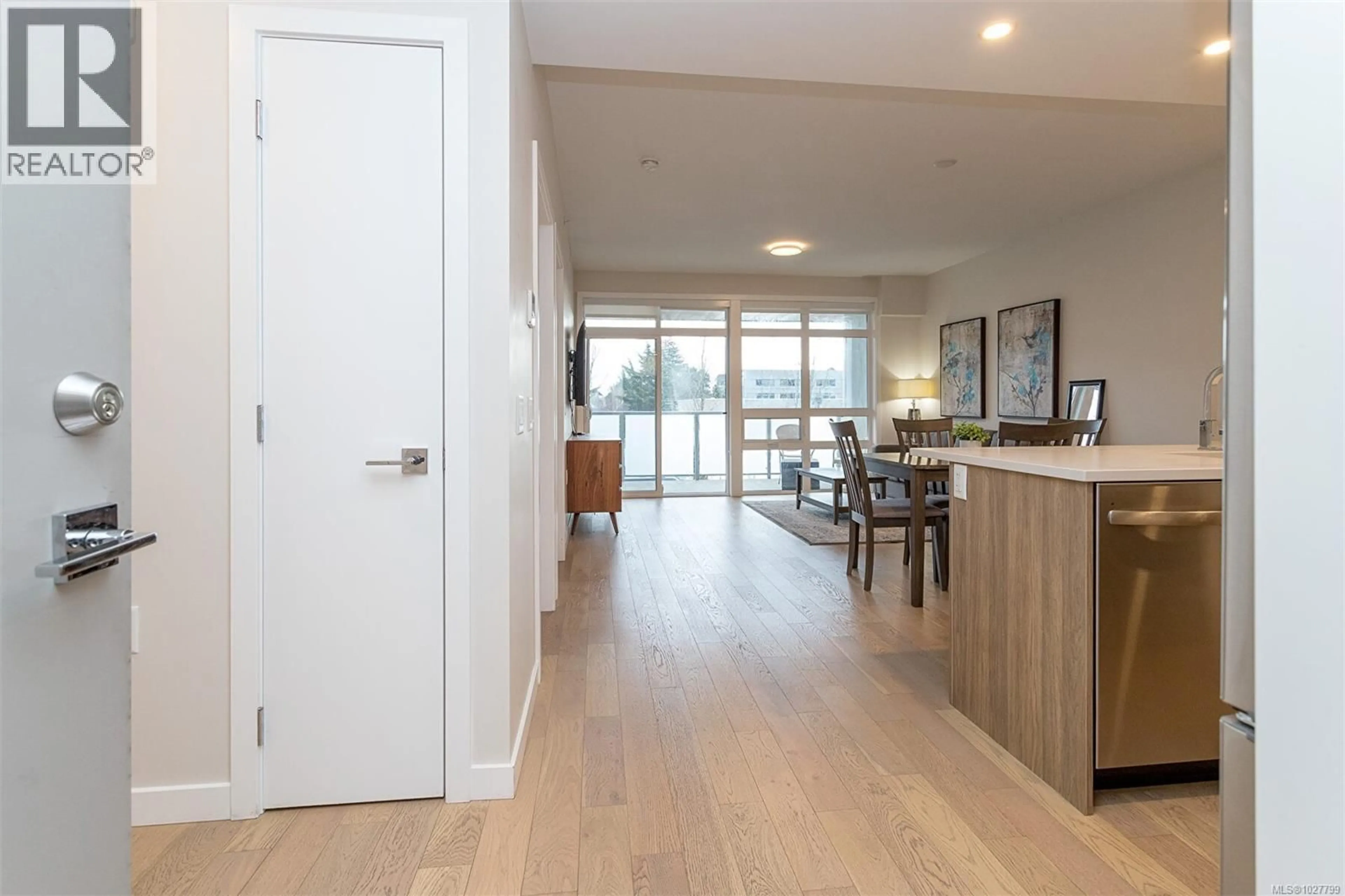 Indoor entryway for 209 - 881 SHORT STREET, Saanich British Columbia V8P2L3