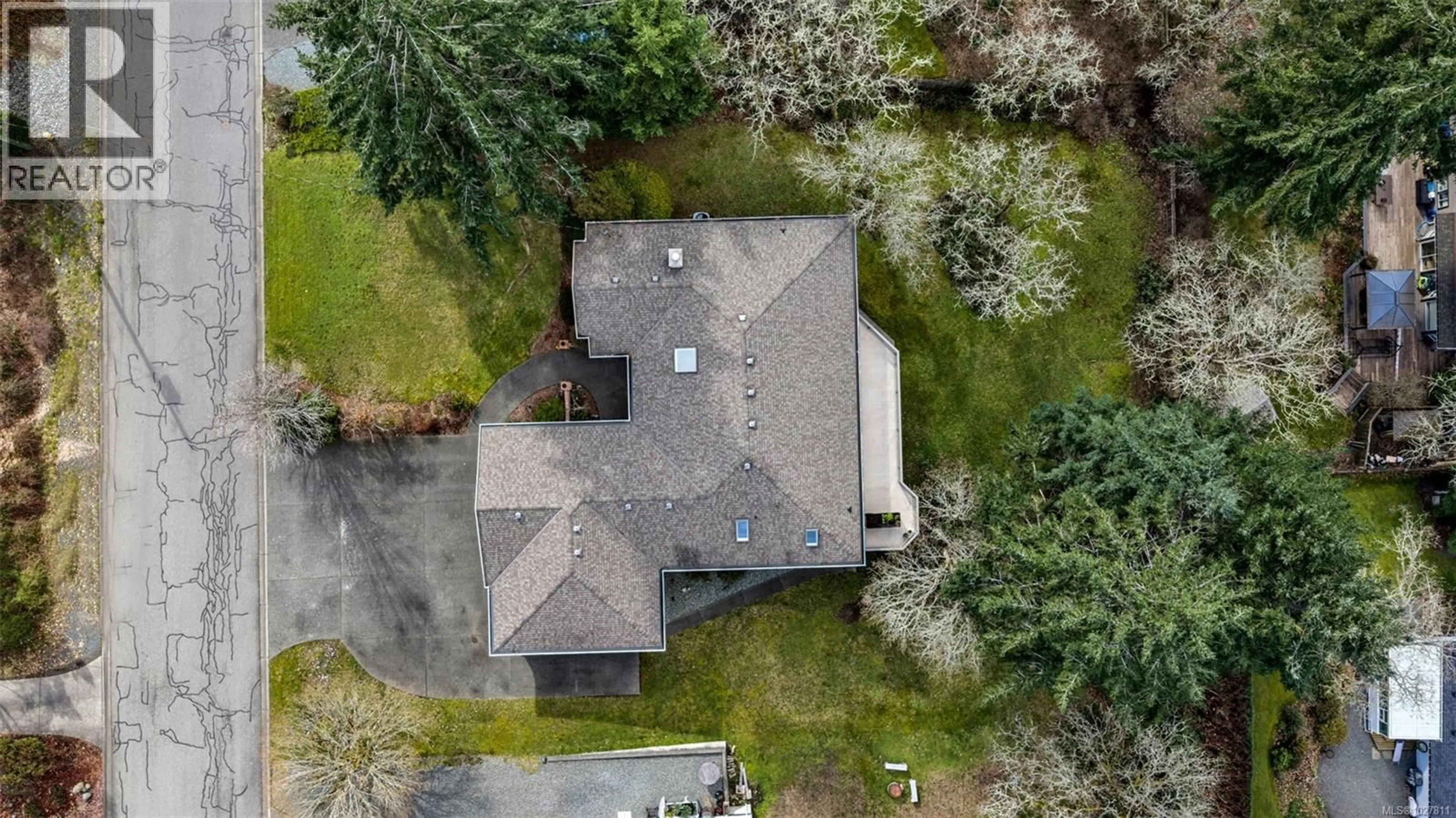 A pic from outside/outdoor area/front of a property/back of a property/a pic from drone, street for 1249 KATHLEEN DRIVE, Duncan British Columbia V9L5R7