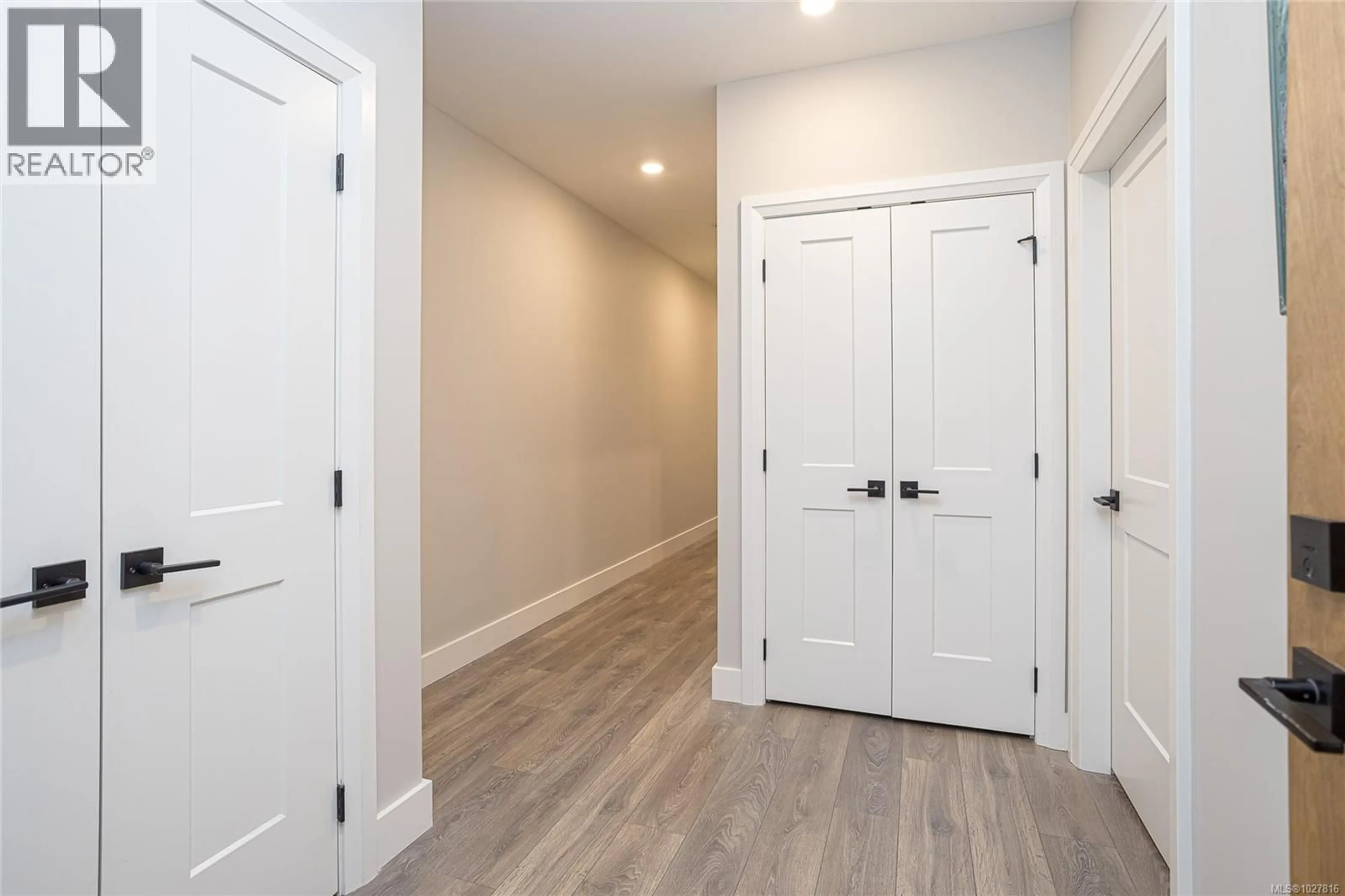 Indoor entryway for 204 - 741 TRAVINO LANE, Saanich British Columbia V8Z0G3