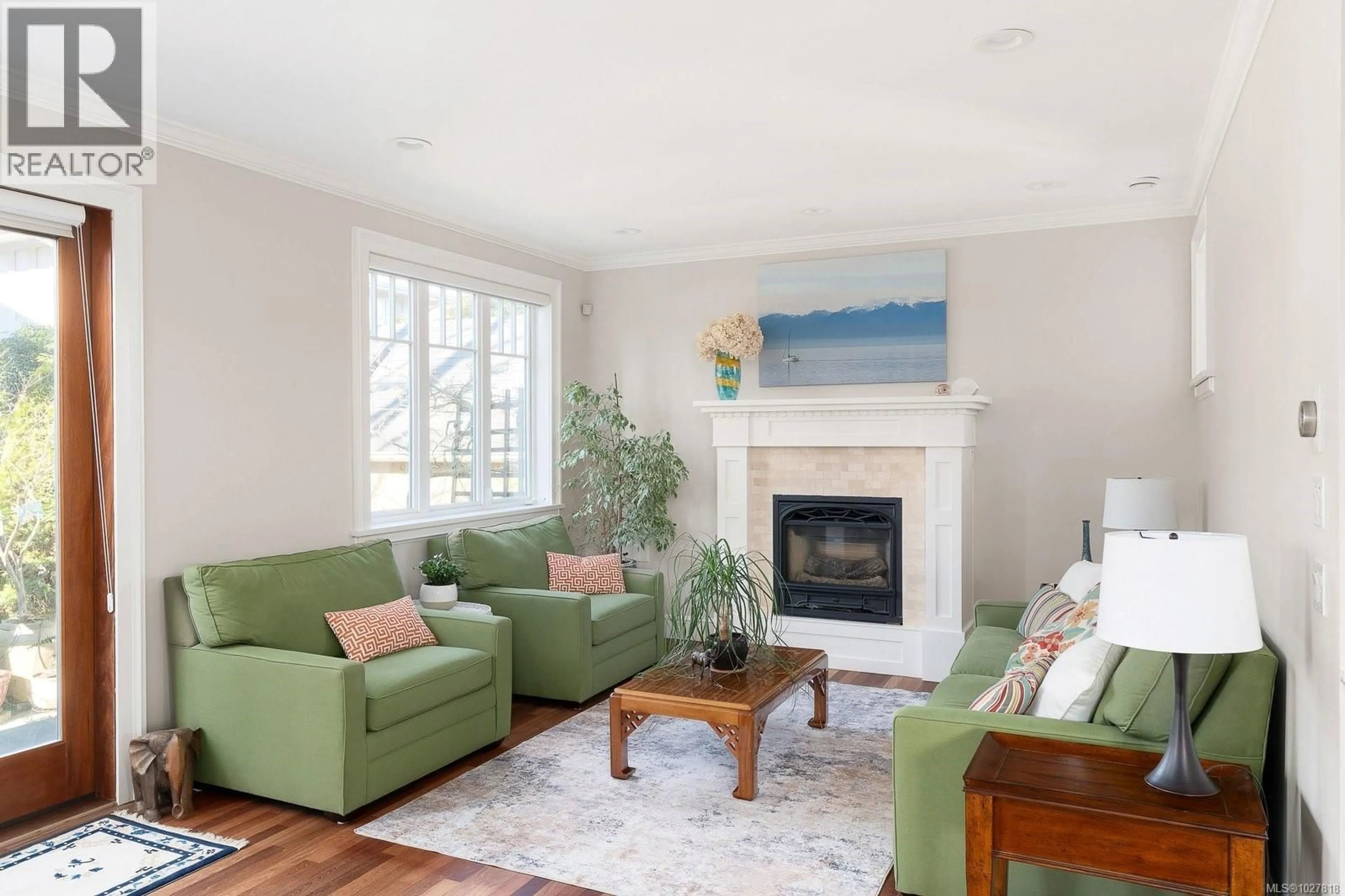 Living room with furniture, unknown for 238 RICHMOND AVENUE, Victoria British Columbia V8S3X8