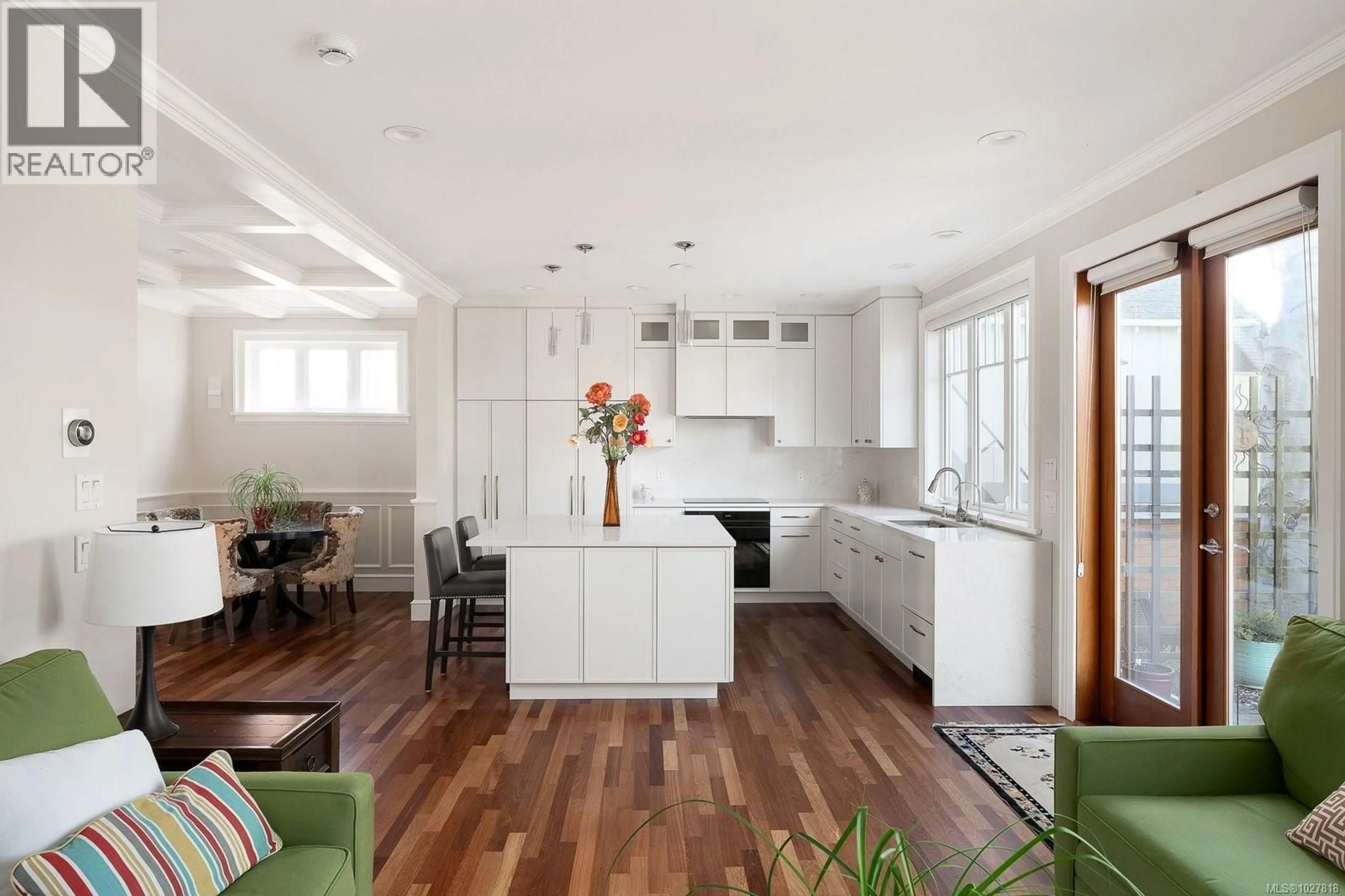 Open concept kitchen, wood/laminate floor for 238 RICHMOND AVENUE, Victoria British Columbia V8S3X8