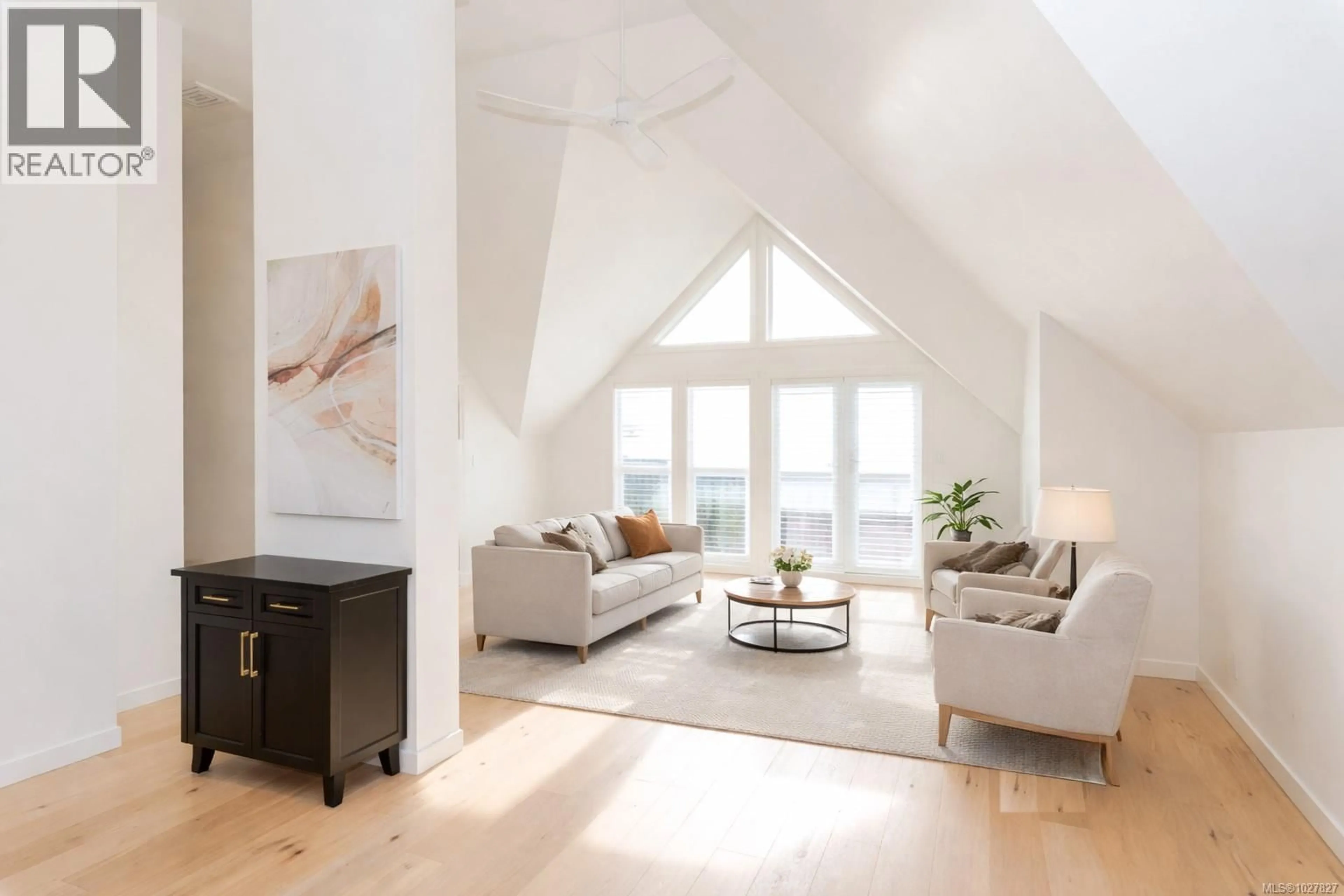 Living room with furniture, wood/laminate floor for E - 1741 OAK BAY AVENUE, Victoria British Columbia V8R1B8