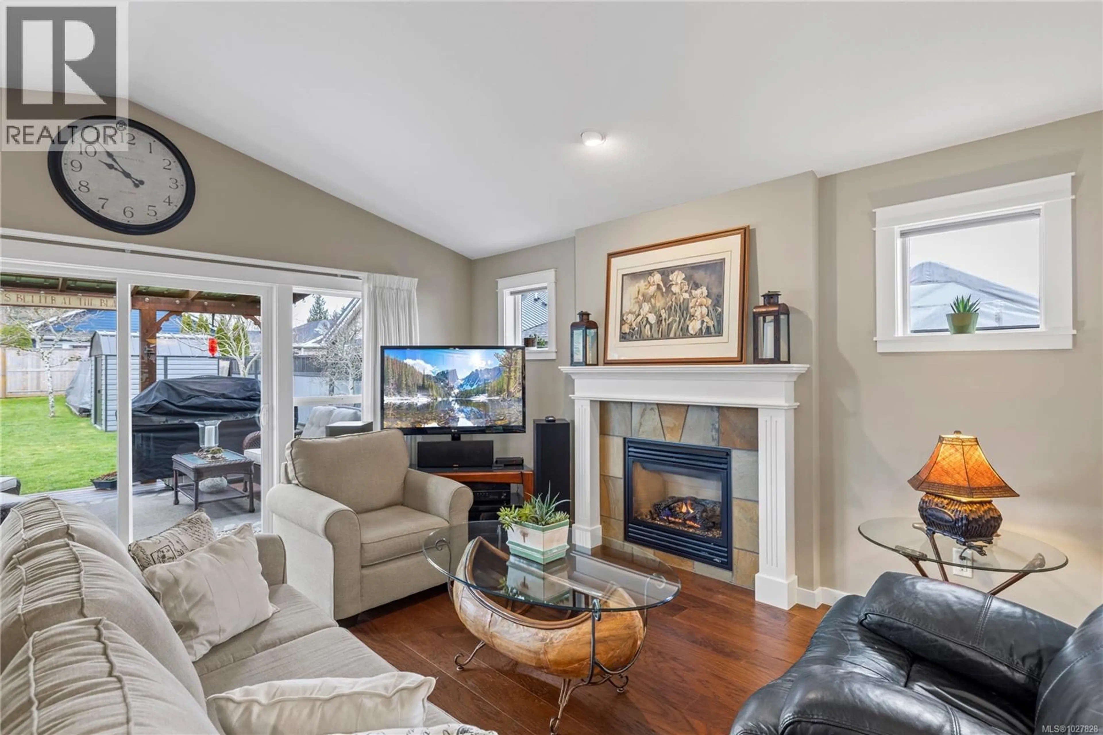 Living room with furniture, unknown for 425 DAY PLACE, Parksville British Columbia V9P1Z6