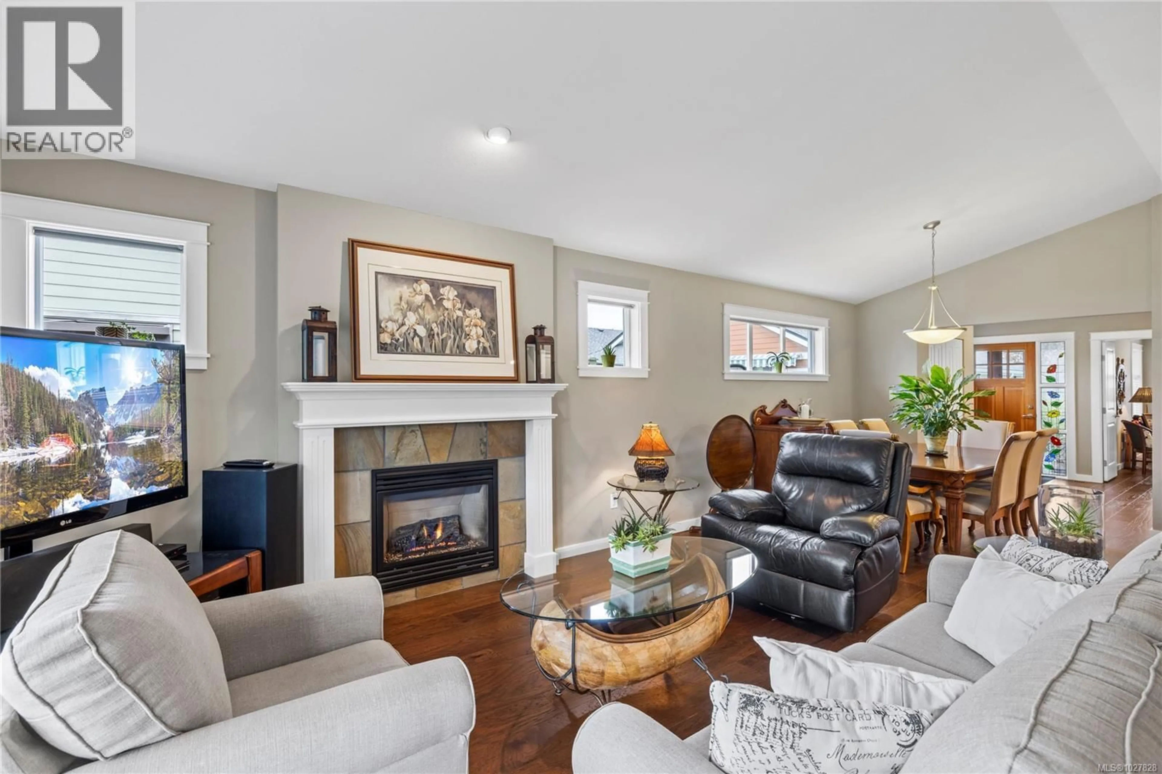 Living room with furniture, unknown for 425 DAY PLACE, Parksville British Columbia V9P1Z6