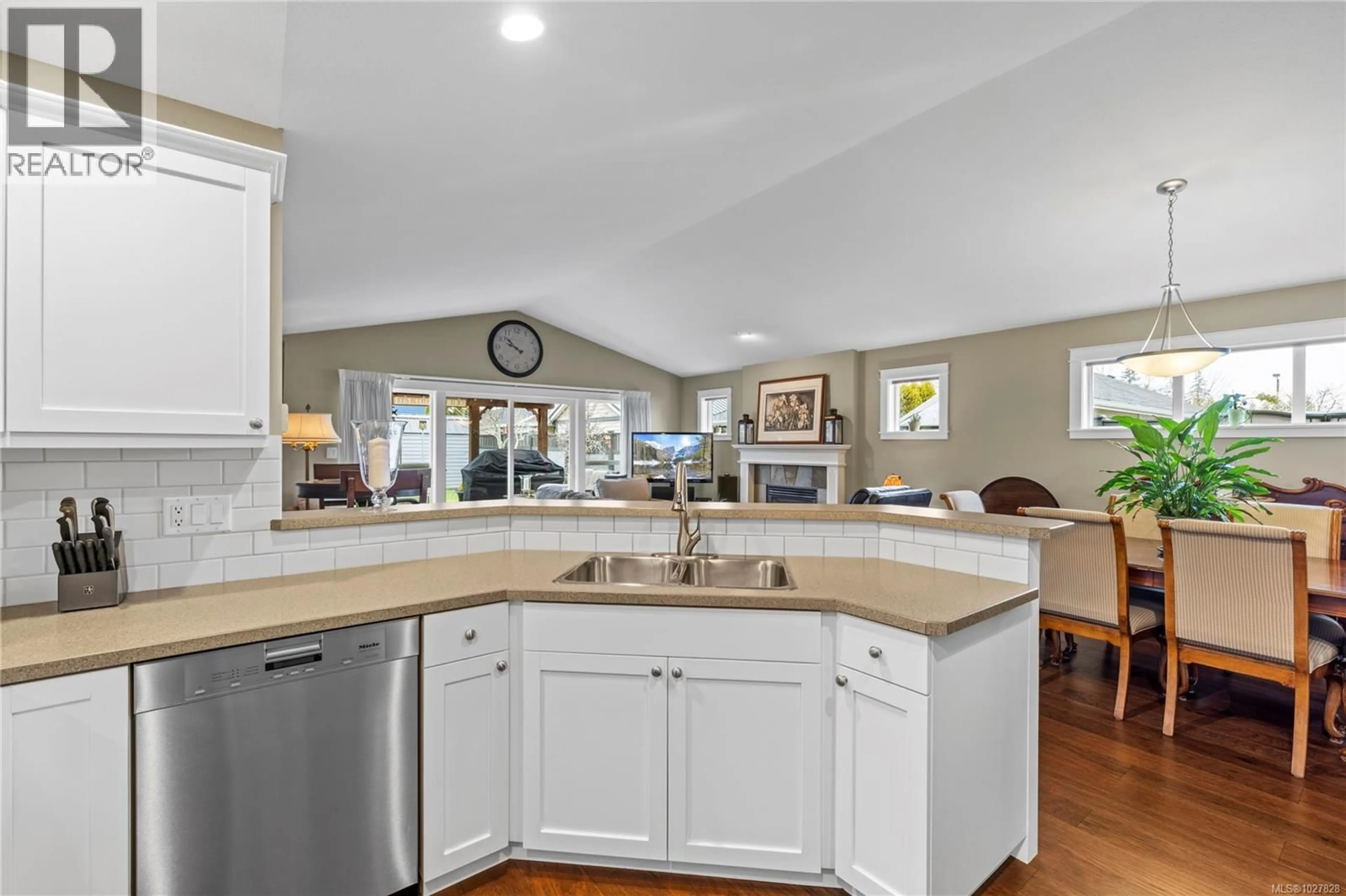 Open concept kitchen, ceramic/tile floor for 425 DAY PLACE, Parksville British Columbia V9P1Z6