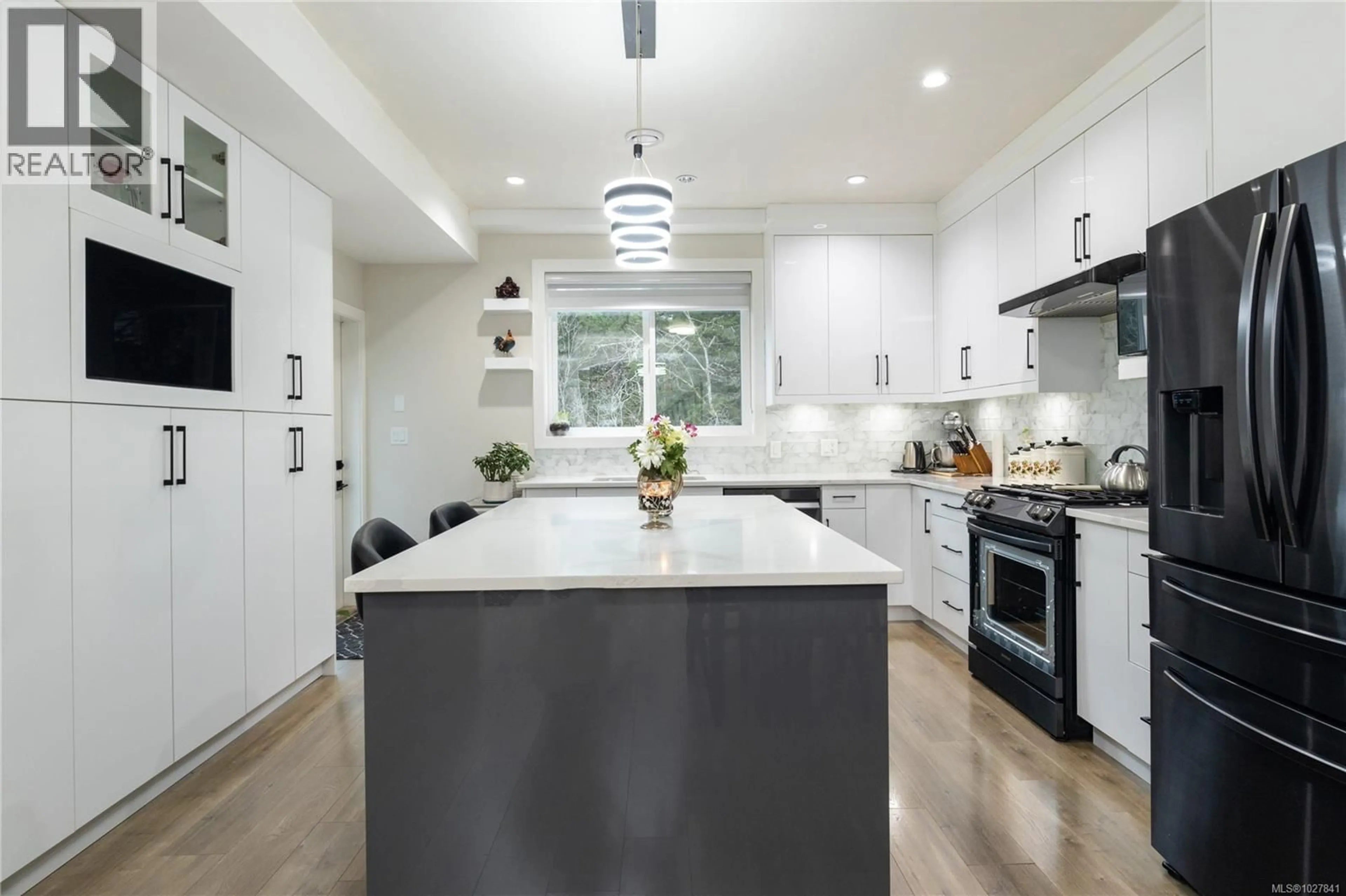 Contemporary kitchen, unknown for 1636 ROBERTA ROAD SOUTH, Nanaimo British Columbia V9X0B6