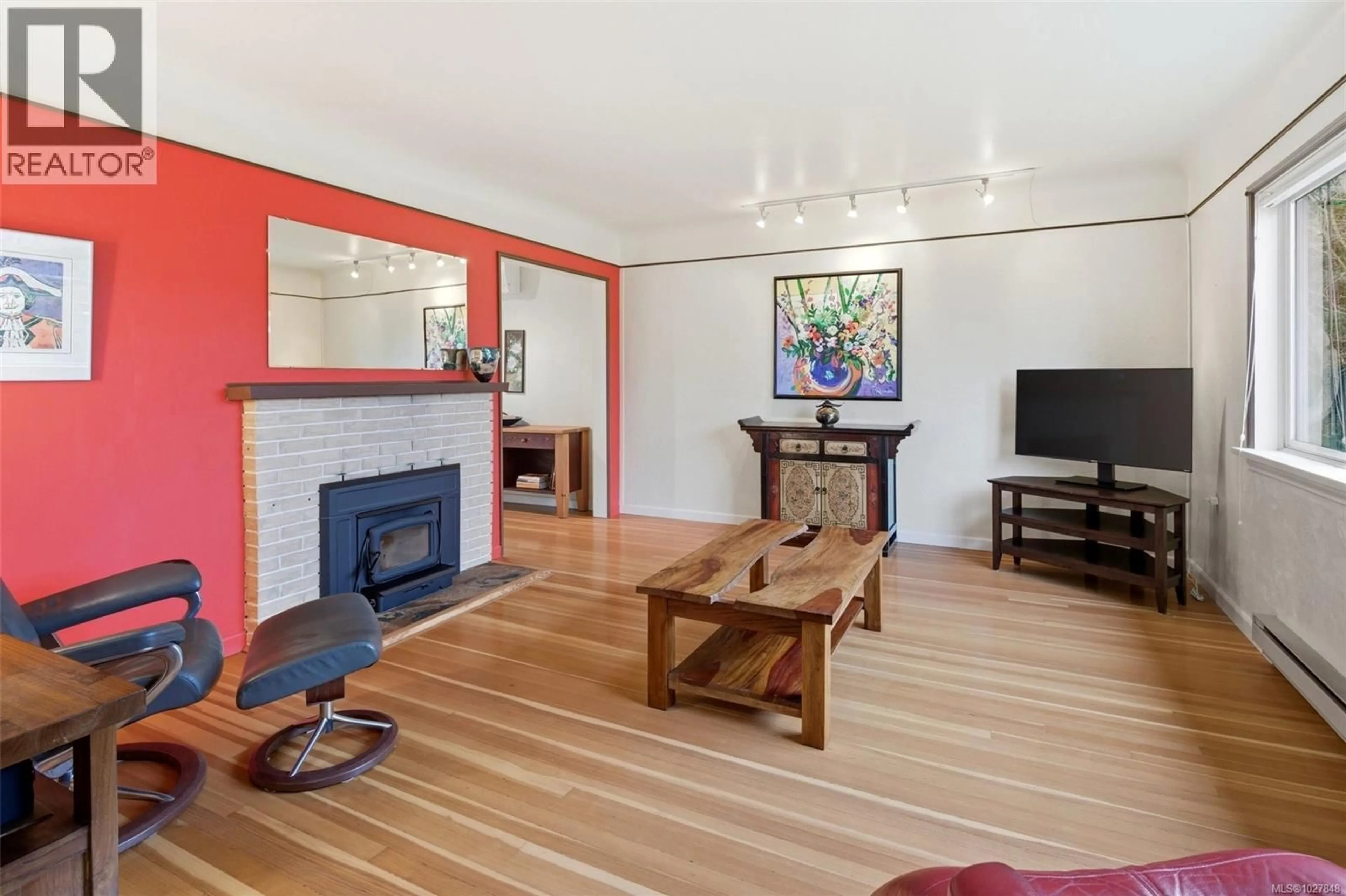 Living room with furniture, wood/laminate floor for 3411 ST. MATTHEW STREET, Saanich British Columbia V8P4K4