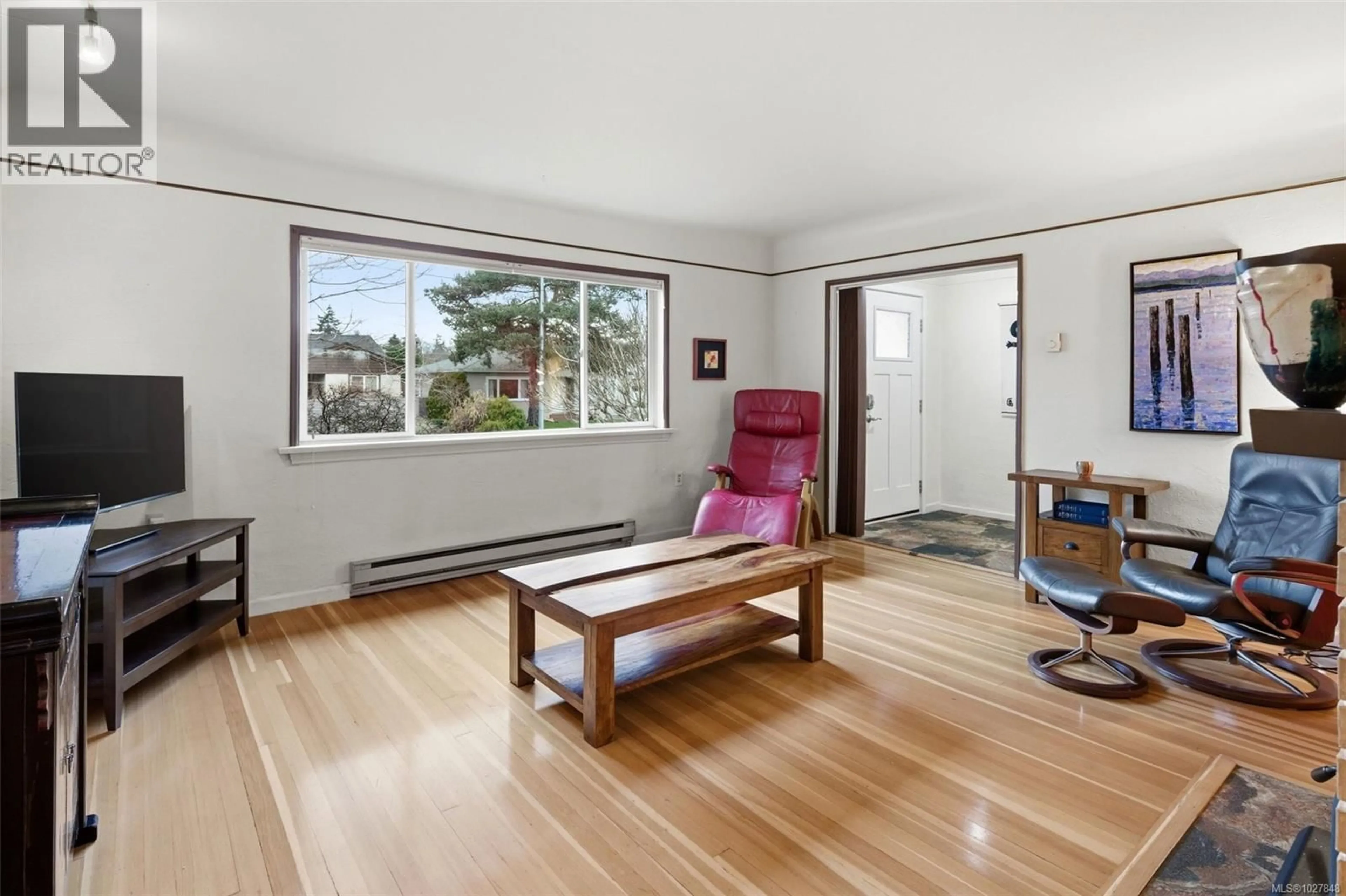 Living room with furniture, wood/laminate floor for 3411 ST. MATTHEW STREET, Saanich British Columbia V8P4K4