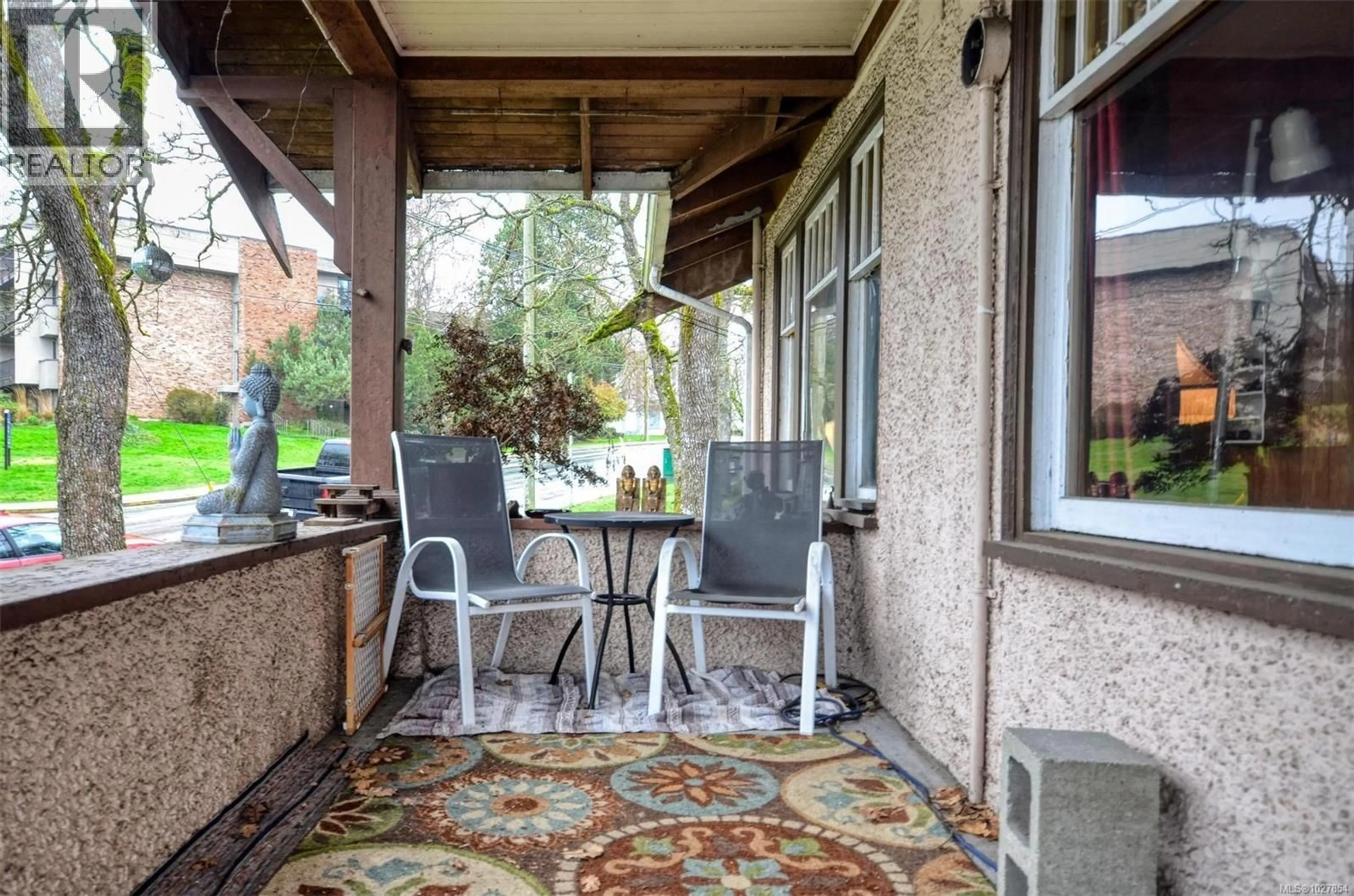 Patio, street for 985 CLOVERDALE STREET, Saanich British Columbia V8X2T4