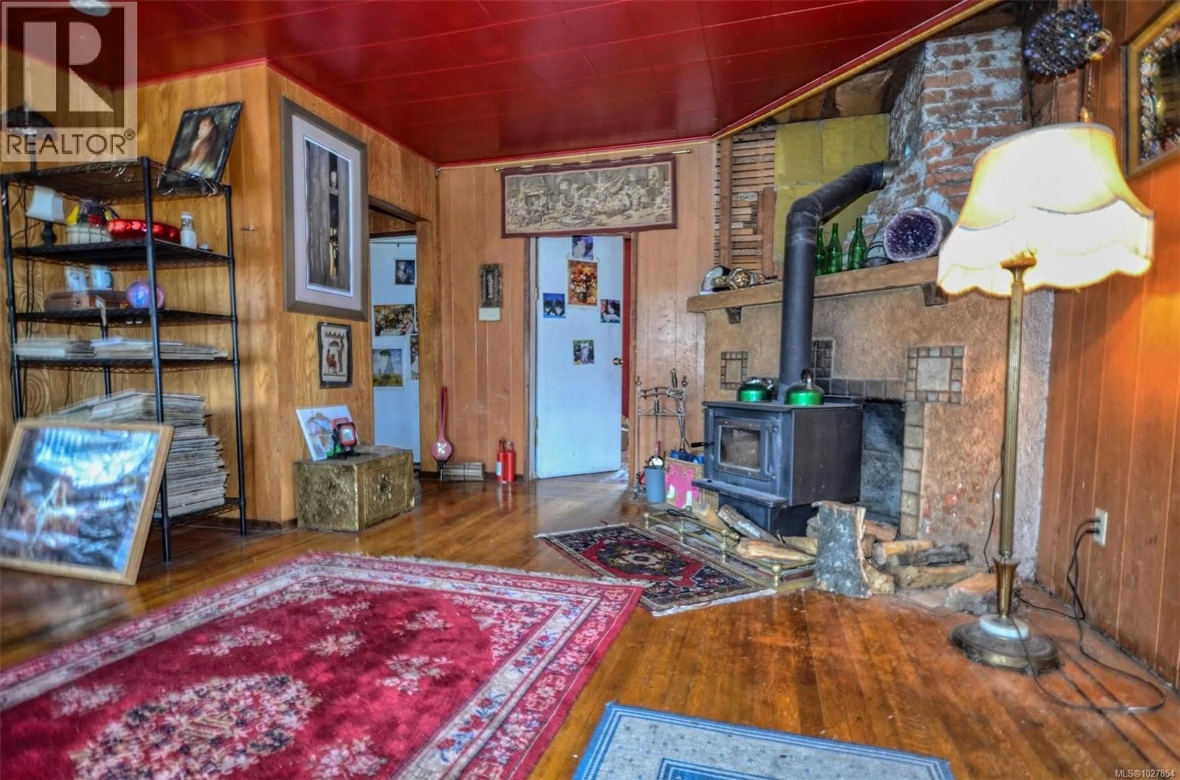 Indoor foyer for 985 CLOVERDALE STREET, Saanich British Columbia V8X2T4