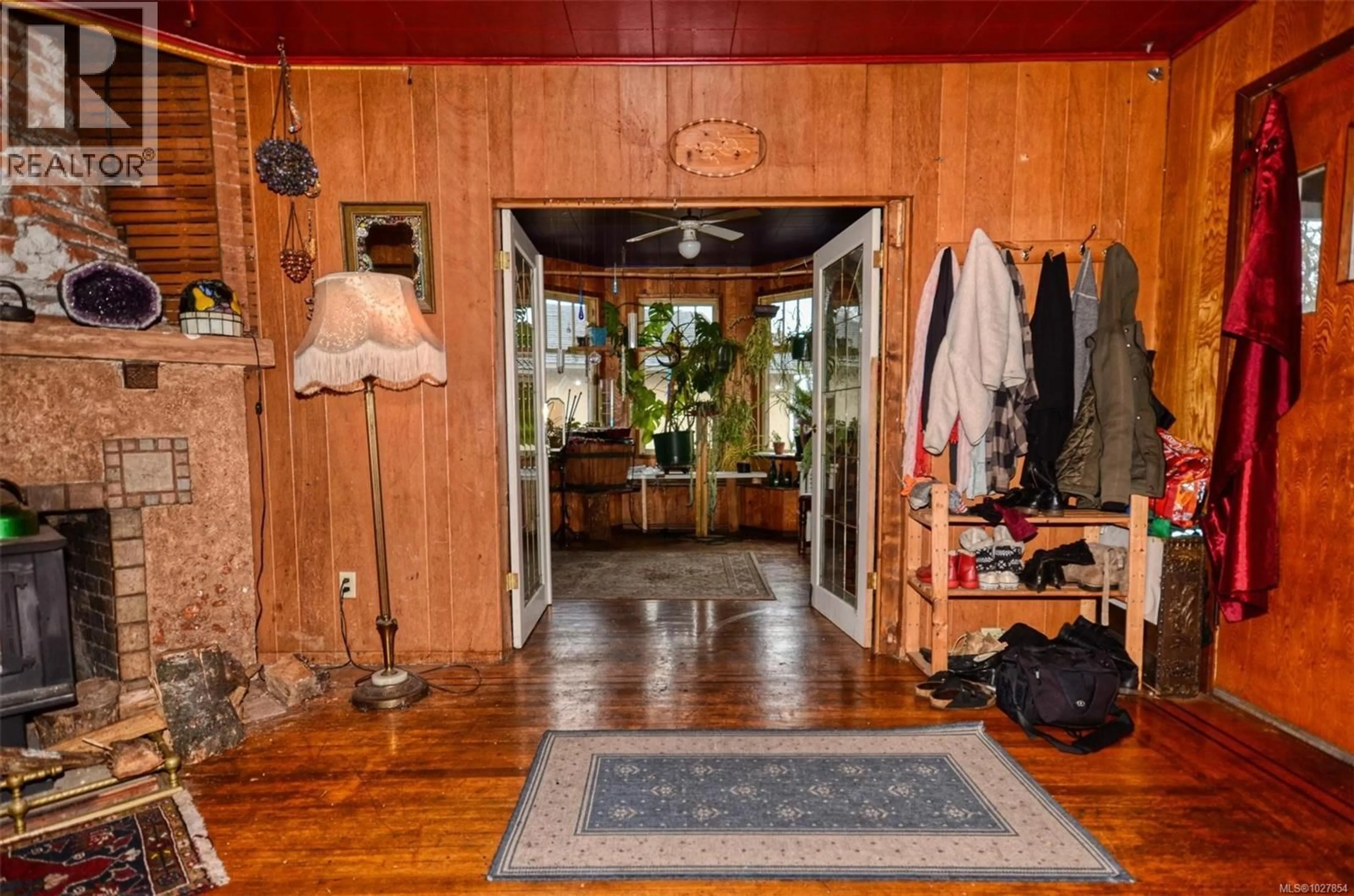 Indoor foyer for 985 CLOVERDALE STREET, Saanich British Columbia V8X2T4