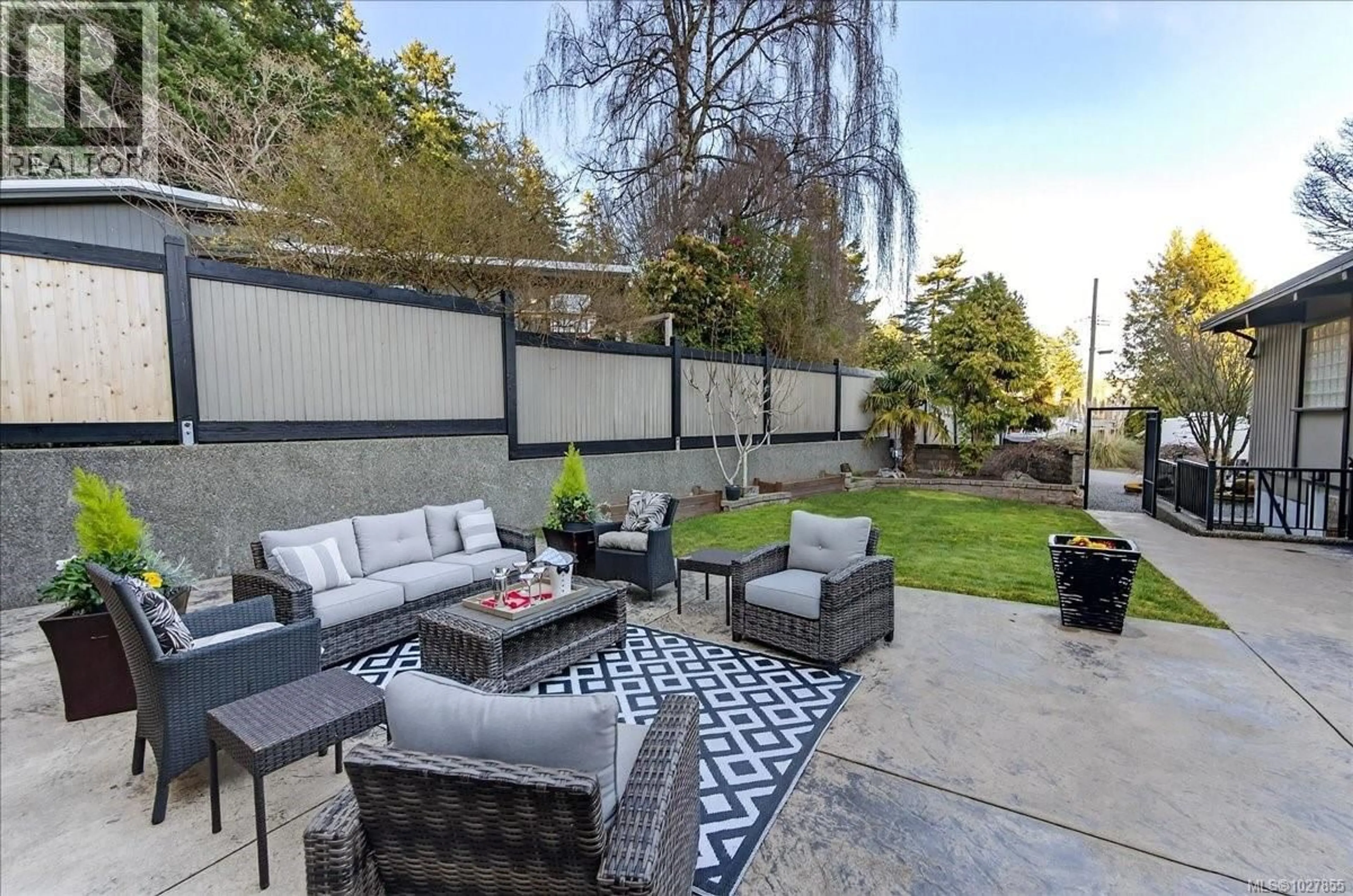 Patio, street for 4348 PARKSIDE CRESCENT, Saanich British Columbia V8N2C3