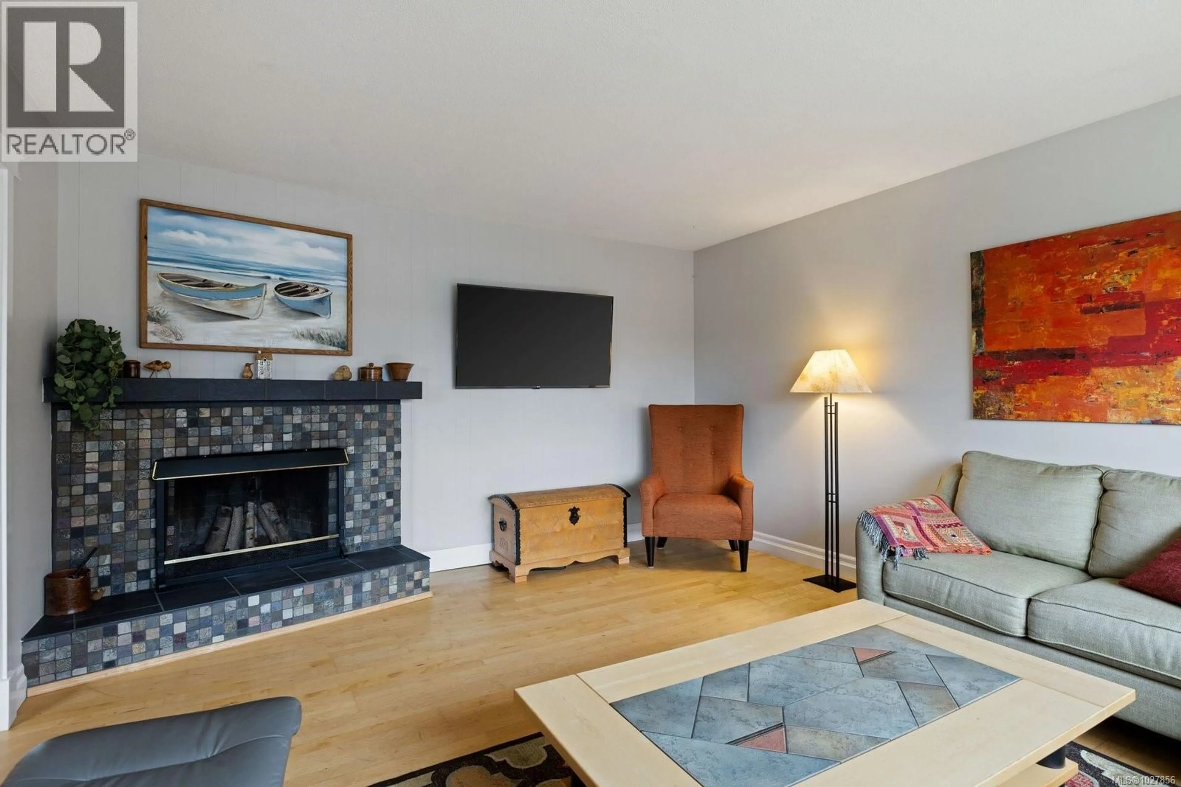 Living room with furniture, unknown for 7216 EARLY PLACE, Central Saanich British Columbia V8M1J9