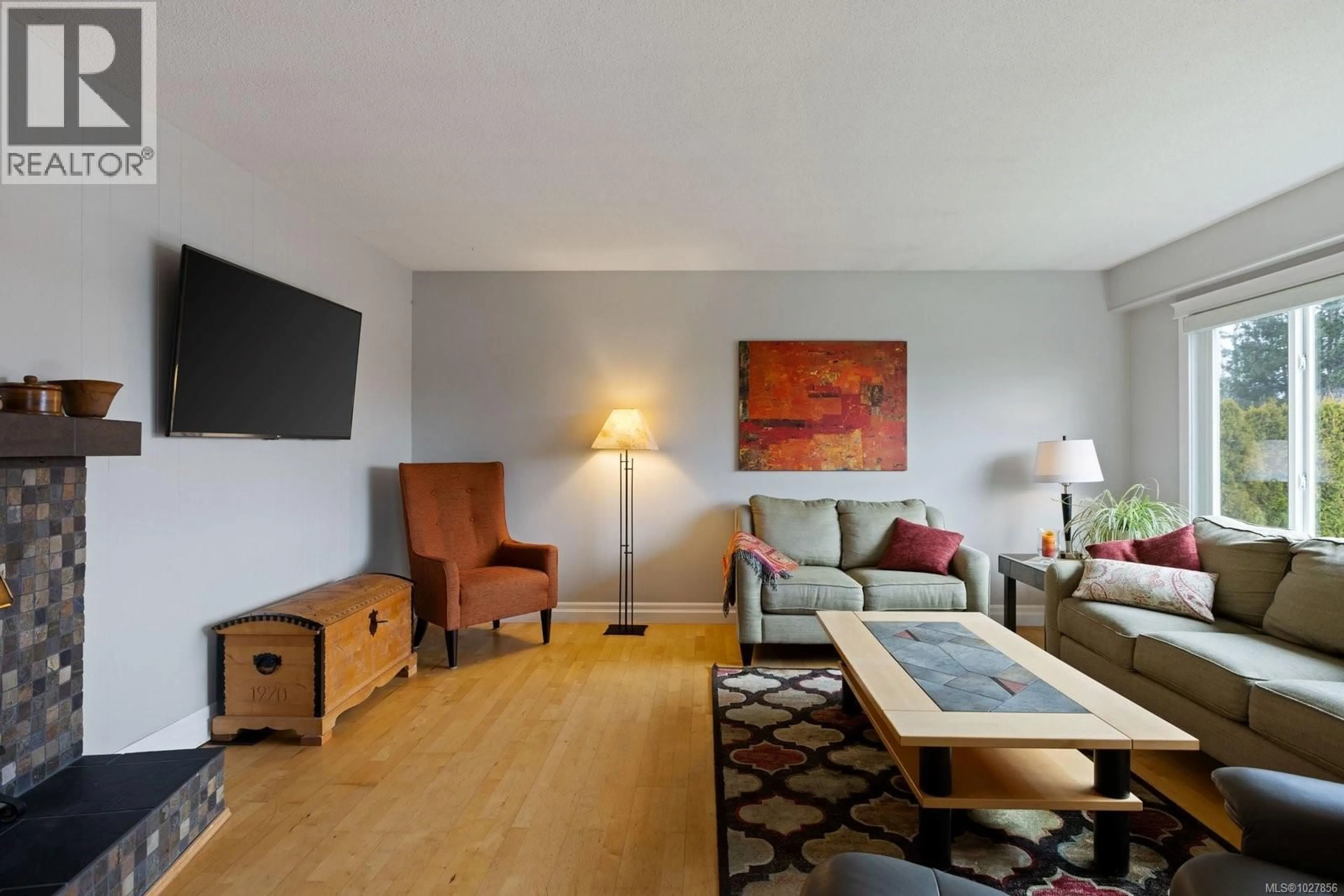 Living room with furniture, wood/laminate floor for 7216 EARLY PLACE, Central Saanich British Columbia V8M1J9