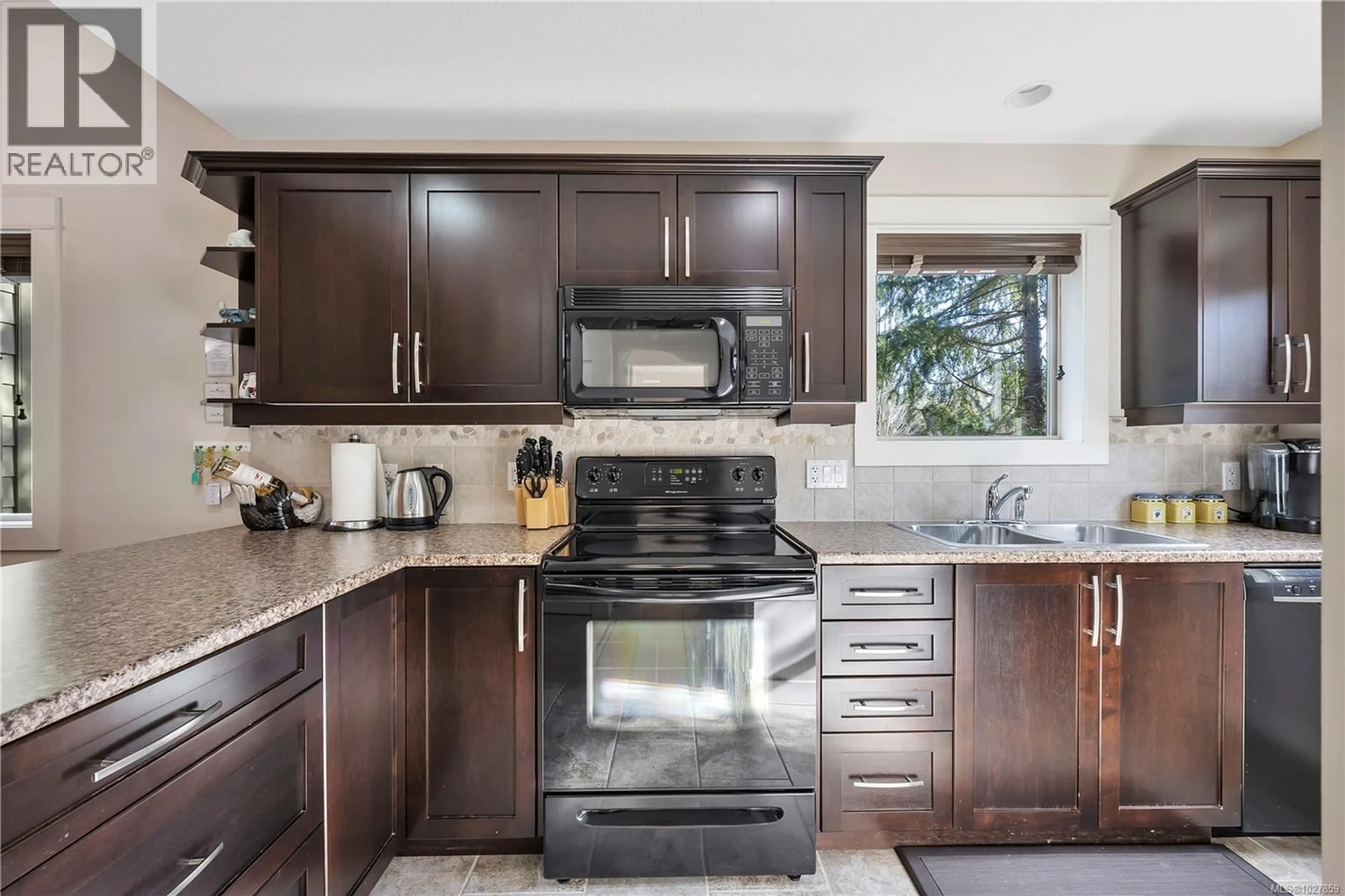 Open concept kitchen, ceramic/tile floor for 222 - 1130 RESORT DRIVE, Parksville British Columbia V9P2E3