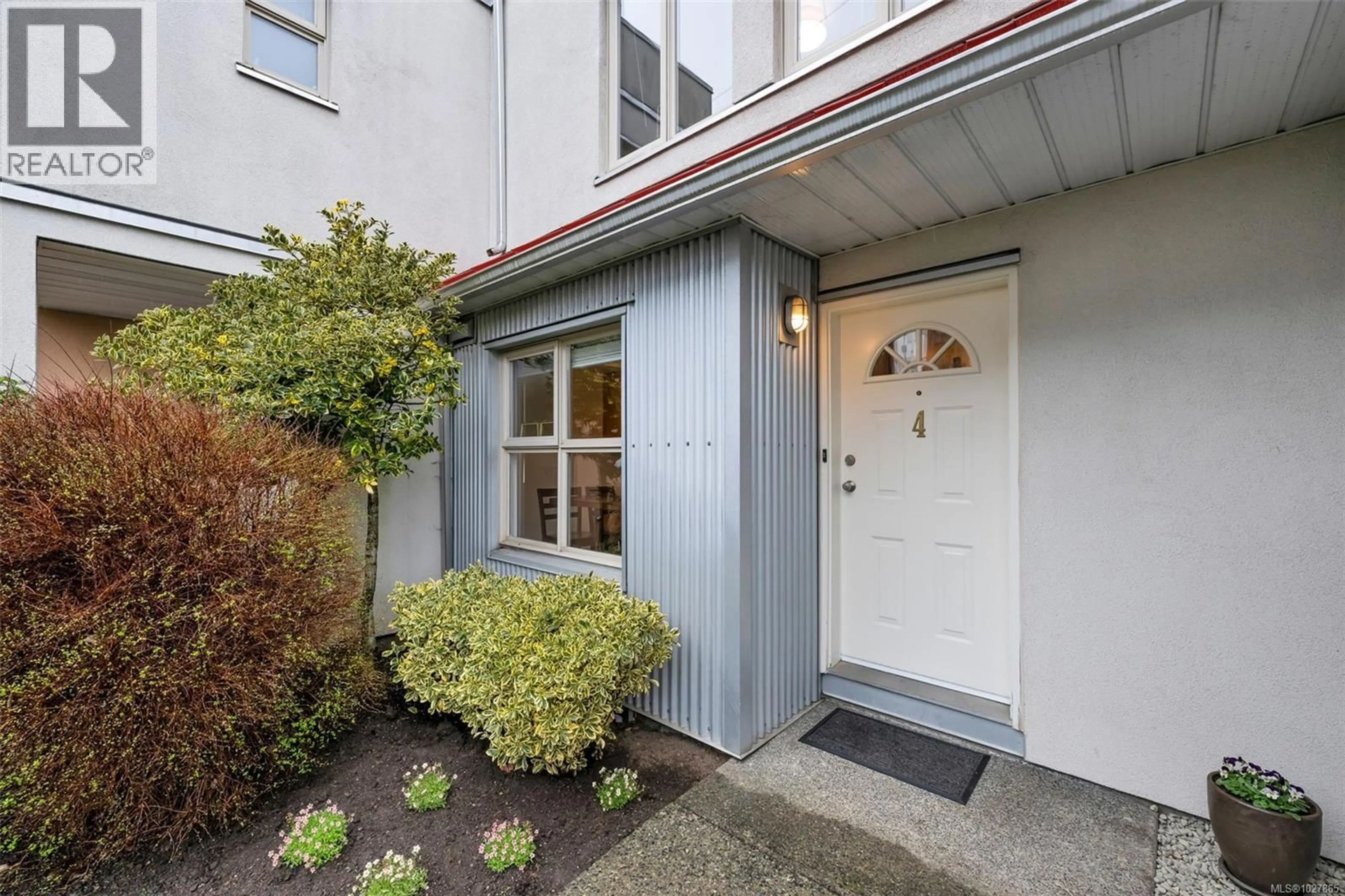 Indoor entryway for 4 - 930 NORTH PARK STREET, Victoria British Columbia V8T1C6