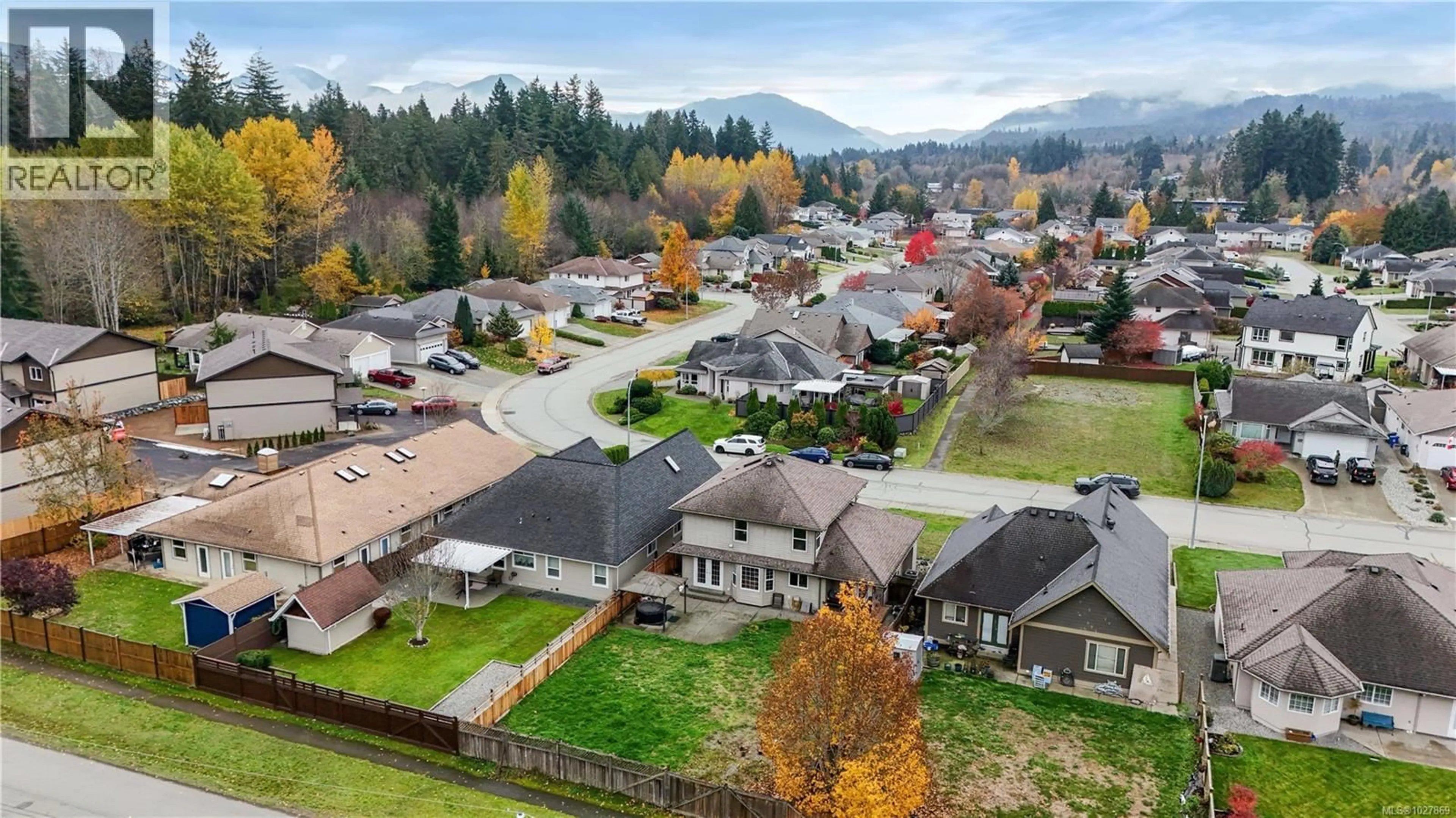 A pic from outside/outdoor area/front of a property/back of a property/a pic from drone, mountain view for 5575 WOODLAND CRESCENT EAST, Port Alberni British Columbia V9Y8E6