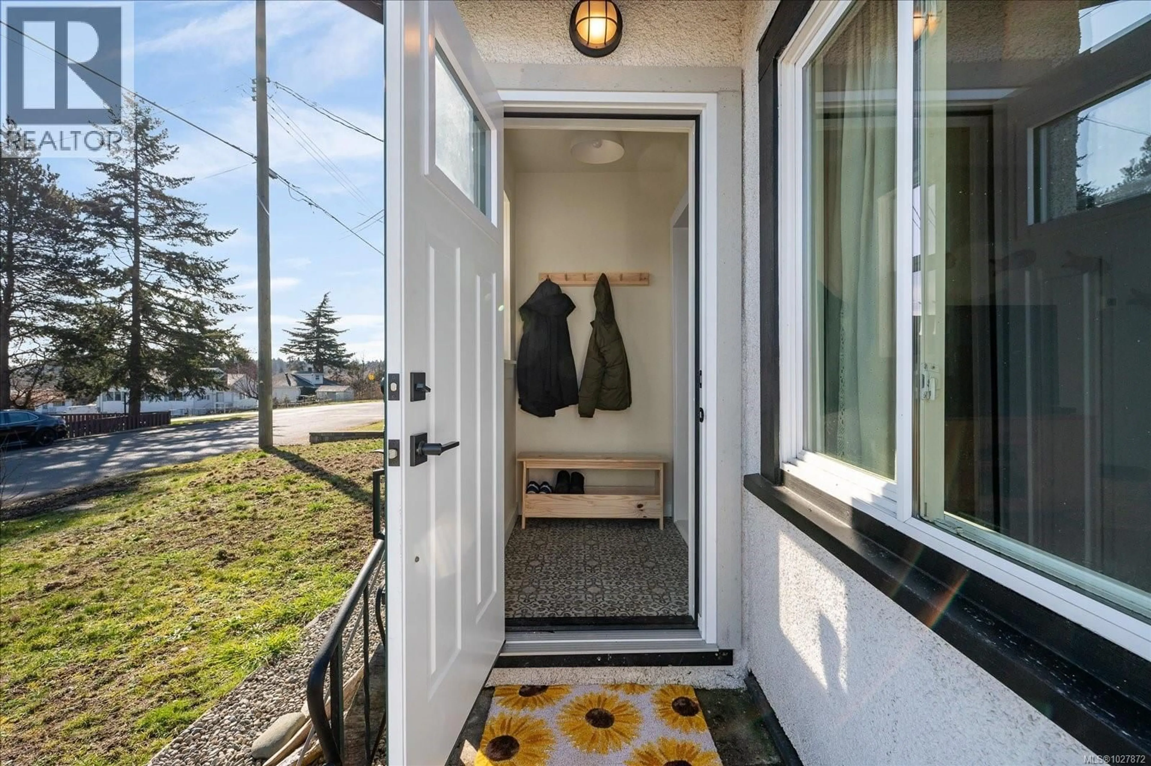 Indoor entryway for 150 COLUMBIA STREET, Nanaimo British Columbia V9R4L9