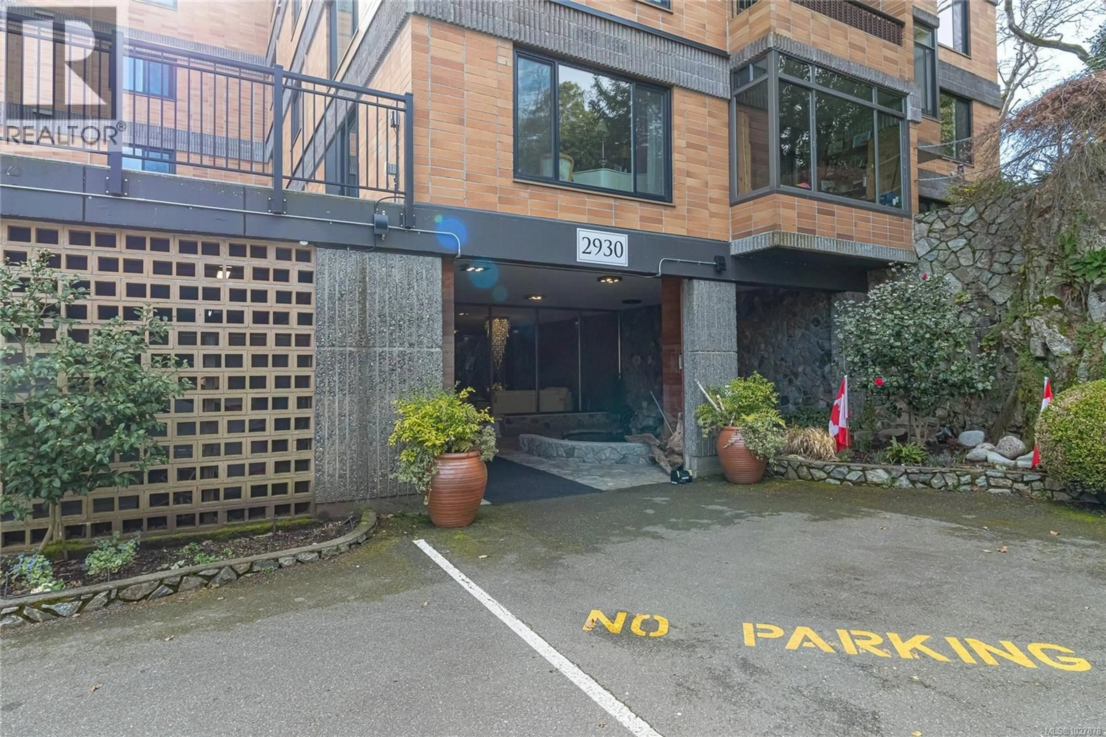 Patio, building for 301 - 2930 COOK STREET, Victoria British Columbia V8T3S7